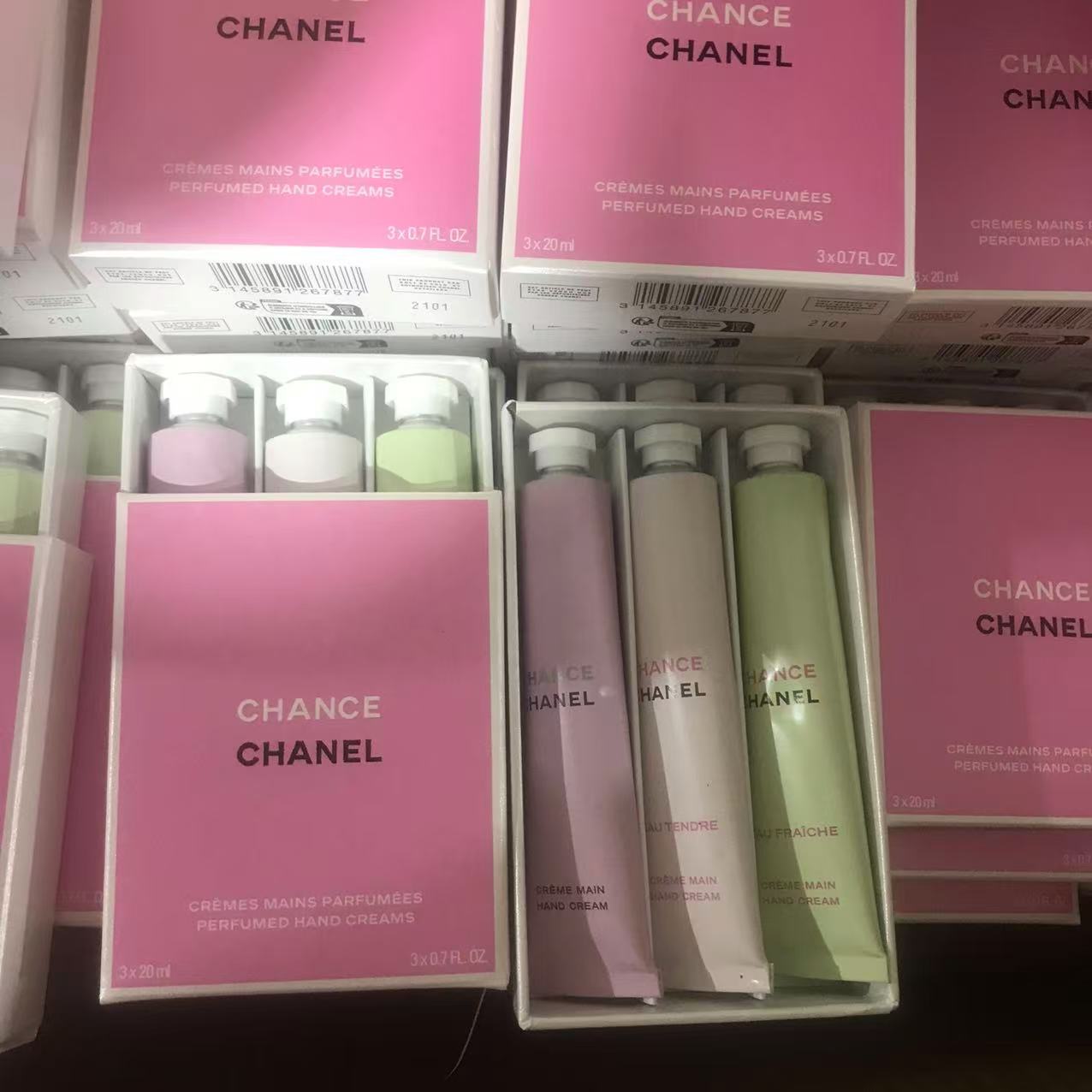 45! (Nota para realizar el pedido: Juego de tres piezas de crema de manos Chanel Encounter) Juego de tres piezas de cre…