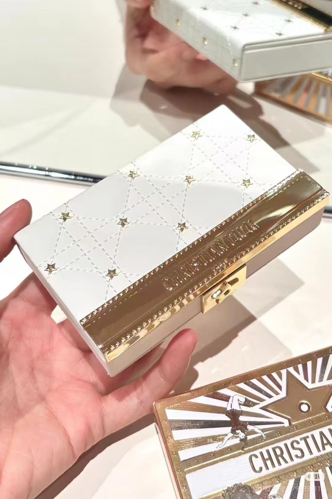78。迪奥25圣诞限量版五色眼影盘10.21g 🔜 一比一质量❗2025款Dior迪奥圣诞限定5色眼影盘10.21g 打12件144 批号6A05B 现货供应🔥
