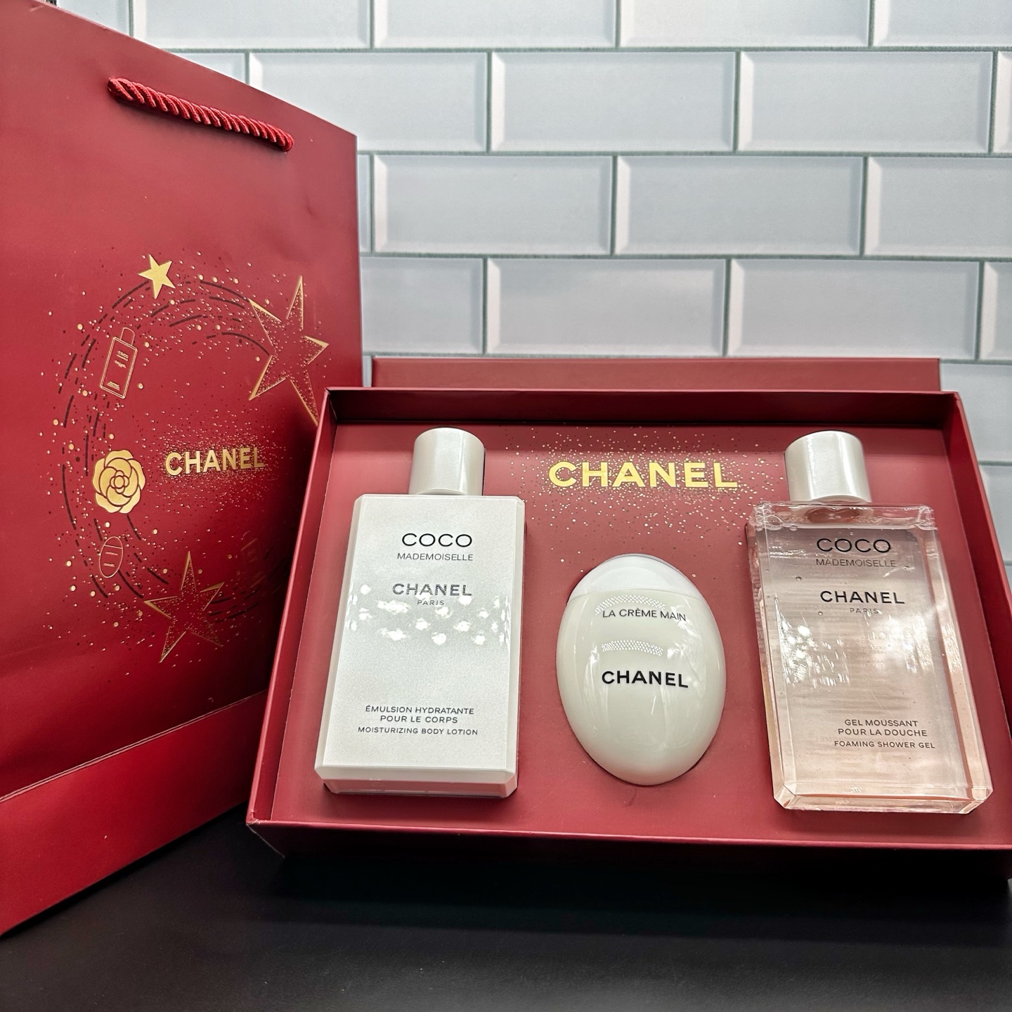 90! (Nota de pedido: set de 3 piezas de Chanel Coco en caja roja) Set de 3 piezas de fragancia corporal Chanel Coco en …