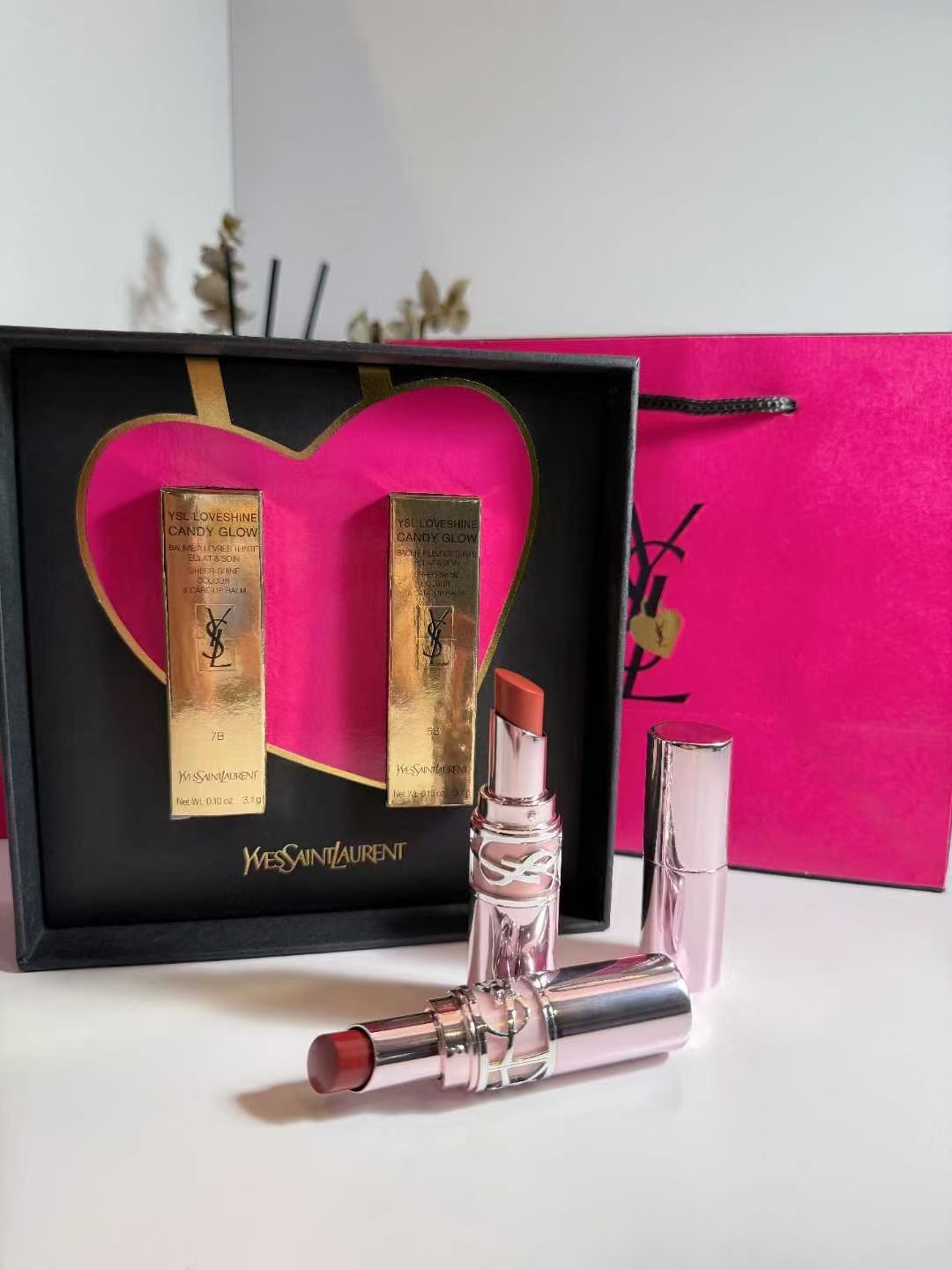 Set de 2 labiales YSL de tubo redondo rosa! Contiene: 3.1g*2. Colores: 5B+7B.