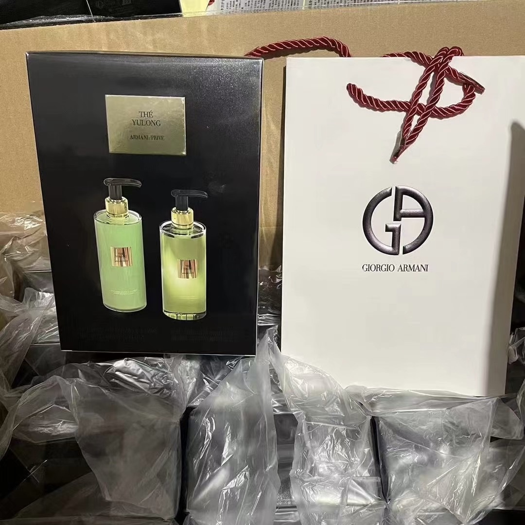 82。阿玛尼玉龙茶沐浴香氛两件套 🔜 一比一质量❗阿玛尼玉龙茶沐浴香氛两件套 （内含: 身体乳400ml+沐浴露400ml） 打12件24套 配礼袋+中文标 现货供应🔥