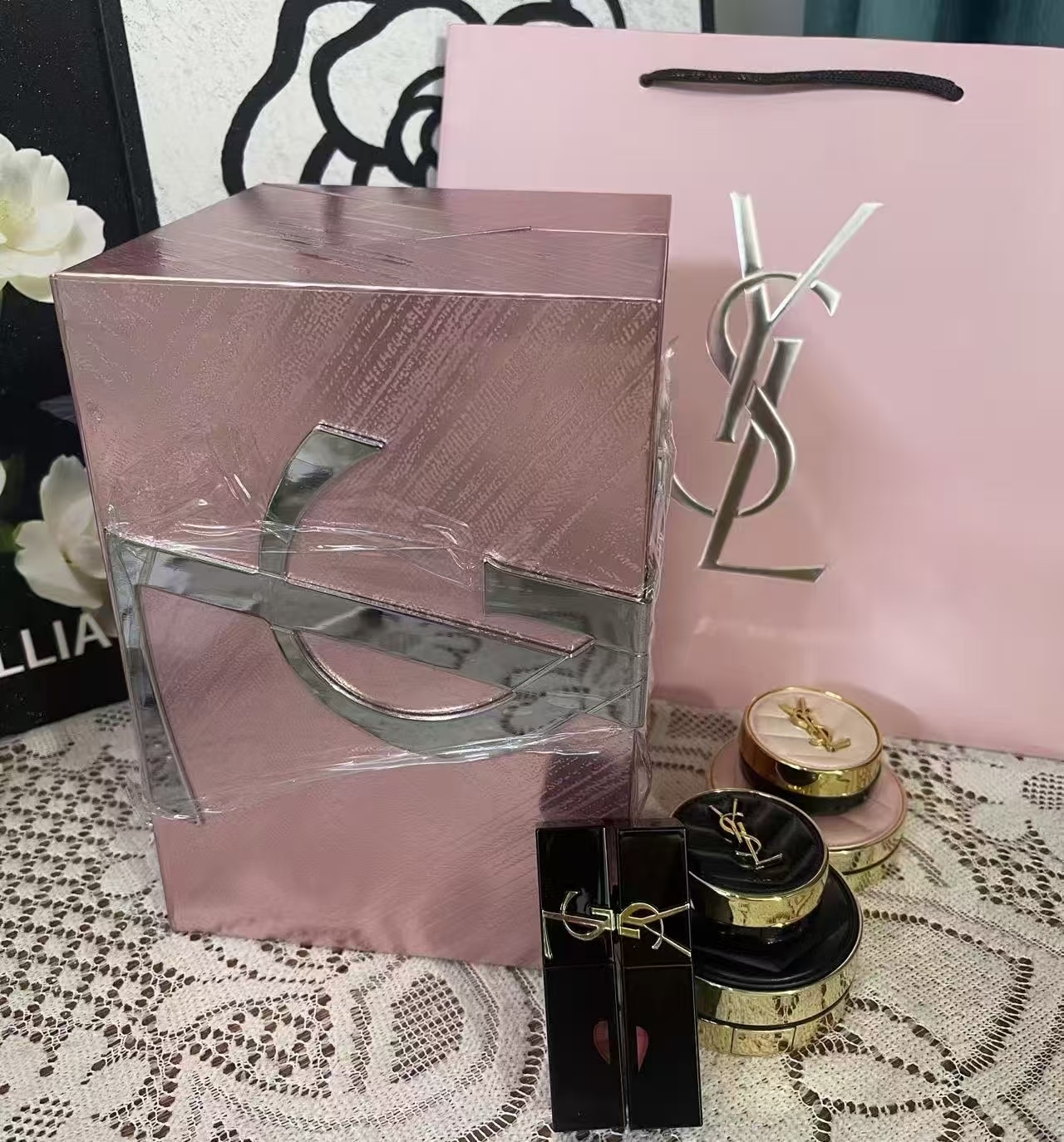 NO:938831,Yves Saint Laurent Collection Tri-Folding Gift Box 26 Chinese Valentine’s Day Edition!  Group A black tube love lip glaze 445/446 - black leather air cushion B20 14g - black leather air cushion sample B10-5g Group B black tube love lip glaze 445/446 - pink air cushion B10 12g - pink air cushion sample B20-5g, makeup lipstick. Lip glaze. Lipstick, saint laurent19860909圣罗兰珍藏三折叠礼盒26七夕版！ A组黑管爱心唇釉445/446-黑皮革气垫B20 14g-黑皮革气垫小样B10-5g B组黑管爱心唇釉445/446-粉气垫B10 12g-粉气垫小样B20-5g,彩妆口红.唇釉.唇膏,saint laurent,accessory