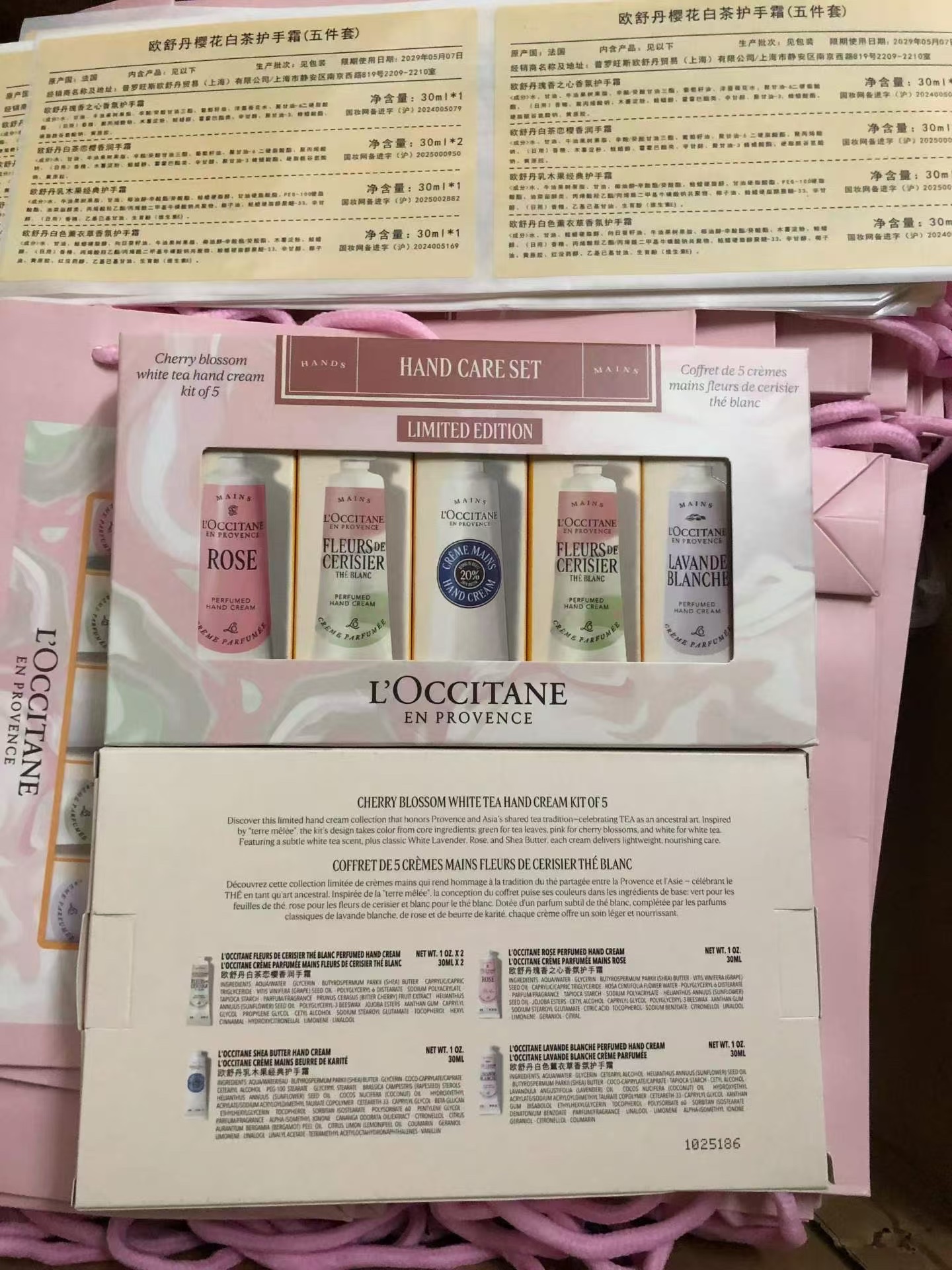 Set de cinco cremas de manos de L'Occitane con té blanco y flor de cerezo! 30ml*5. Aromas: rosa + té blanco y…