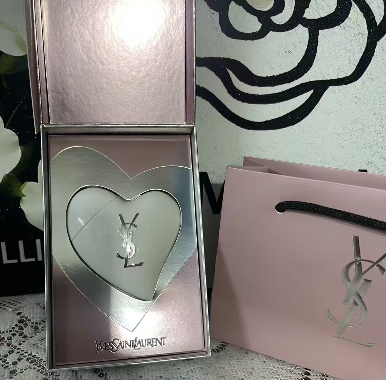 Caja de regalo de una sola pieza YSL crema multiusos en forma de corazón edición 26 San Valentín!