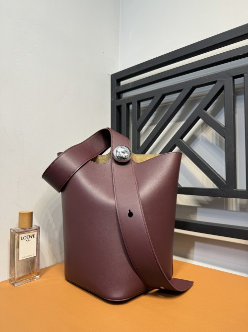 LOEWE Pebble Bucket Bag 24 SS Show - Relaxed and Stylish Design 1 LOEWE Pebble Bucket Bag 24 SS Show - Relaxed and Stylish Design