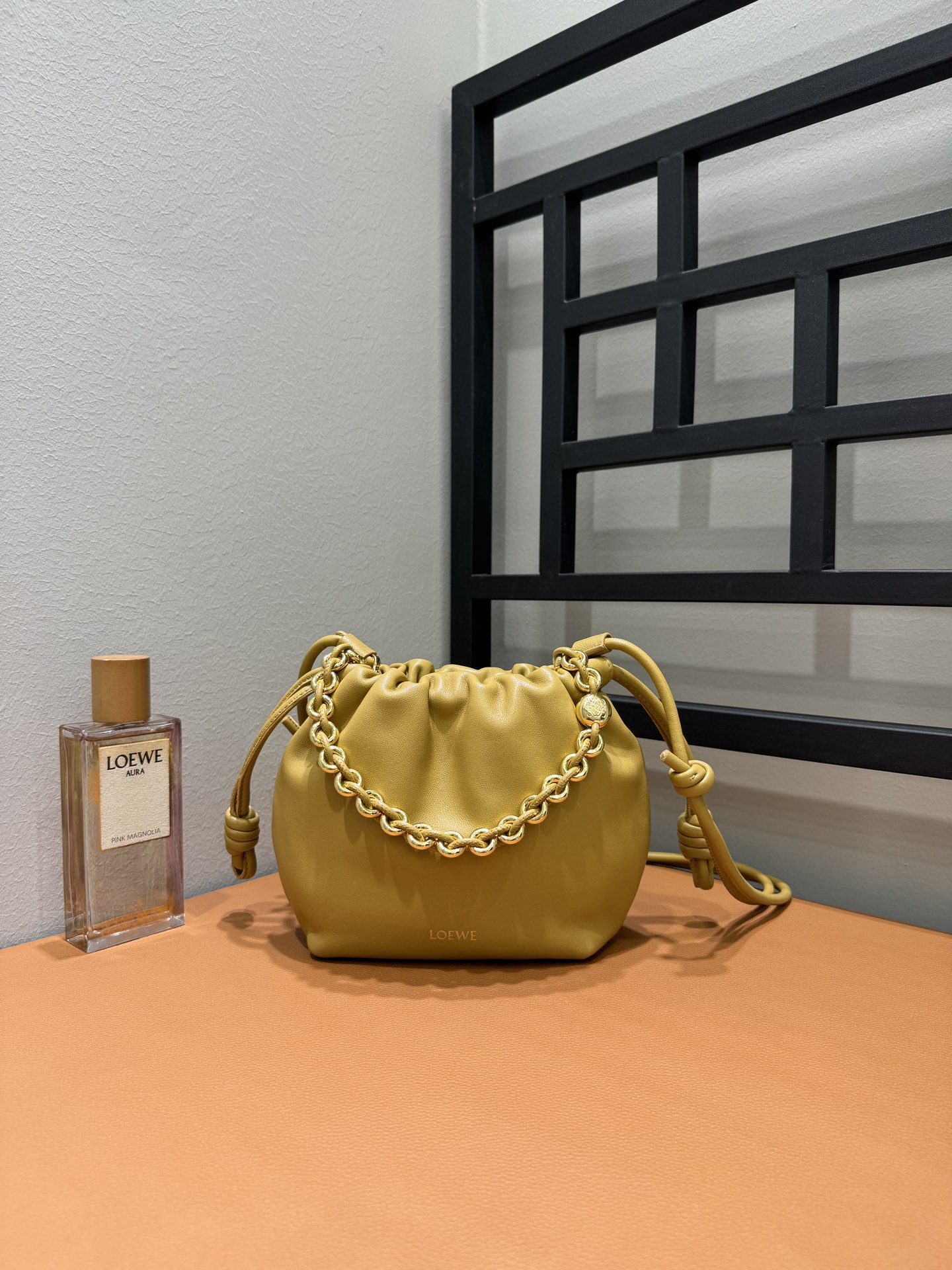 𝑭𝒍𝒂𝒎𝒆𝒏𝒄𝒐 𝑷𝒖𝒓𝒔𝒆 Le petit sac chanceux adopte un design ridé et le côté est assorti de détails clés tels que le nœud de marin emblématique. Le style est élégant et polyvalent, et peut être transporté comme un embrayage, ou une épaule à chaîne de beignets ou un bandoulière de bandoulière en cuir. Cette version est en cuir mouton doux. 😍🉑Sholder, crossbody ou portable, greffe de bobine en cuir réglable réalisable🉑 chaîne de beignets réalisable décorée de cailloux gravés anagrammes avec ouverture de boucle magnétique discrète et fermeture du village en daim 66073