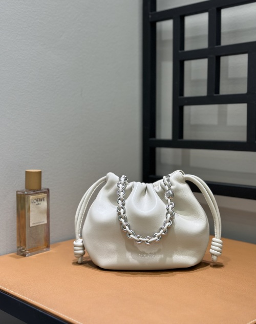 Loewe Flamenco Purse Petit Modèle en Cuir d'Agneau Souple Ivoire avec Chaîne 1 Loewe Flamenco Purse Petit Modèle en Cuir d'Agneau Souple Ivoire avec Chaîne