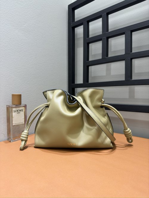 حقيبة Loewe Flamenco الصغيرة بتصميم كيس، جلد ناعم، متعددة الاستخدامات 1 حقيبة Loewe Flamenco الصغيرة بتصميم كيس، جلد ناعم، متعددة الاستخدامات
