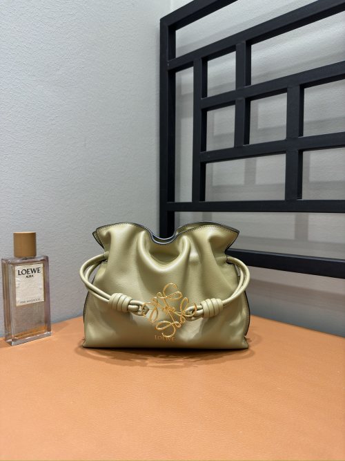 Loewe Flamenco : Sac bandoulière en cuir de veau souple couleur taupe 1 Loewe Flamenco : Sac bandoulière en cuir de veau souple couleur taupe