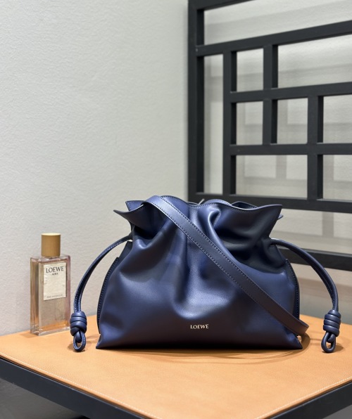 Loewe Flamenco Medium Nappa Calfskin Tas - Diepblauw, 30 x 24.5 x 10 cm 1 Loewe Flamenco Medium Nappa Calfskin Tas - Diepblauw, 30 x 24.5 x 10 cm