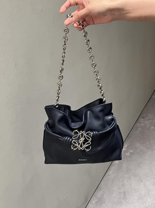 Bolso Flamenco de Loewe en Piel de Becerro Azul Marino con Cadena Metálica 1 Bolso Flamenco de Loewe en Piel de Becerro Azul Marino con Cadena Metálica