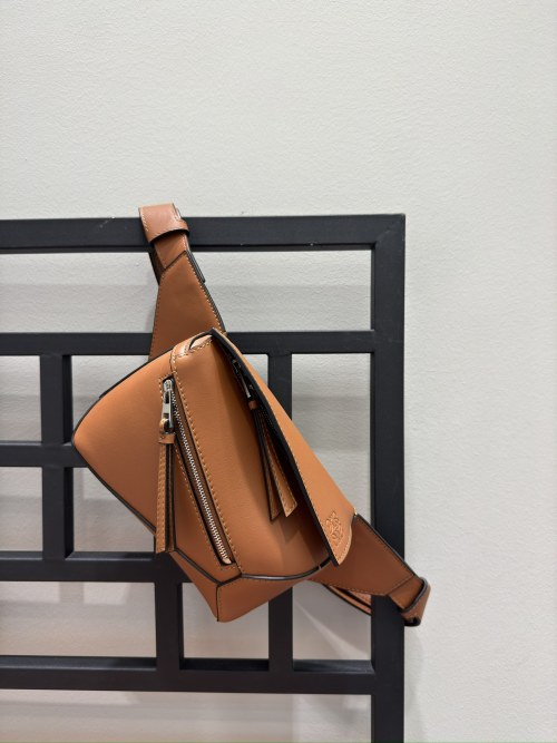 Loewe Puzzle Mini Sac Ceinture en Cuir de Veau, Couleur Marron 1 Loewe Puzzle Mini Sac Ceinture en Cuir de Veau, Couleur Marron