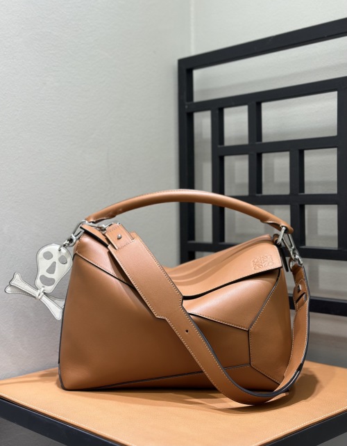 Loewe Puzzle Bag Caramel Leer Schoudertas met Geometrisch Design, 33 x 21.5 cm 1 Loewe Puzzle Bag Caramel Leer Schoudertas met Geometrisch Design, 33 x 21.5 cm