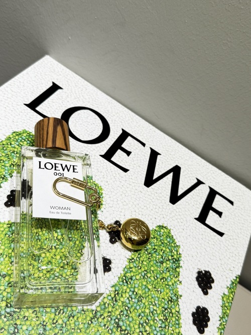 LOEWE 001 Woman Eau de Toilette - Elegancia y Frescura en Cada Gota 1 LOEWE 001 Woman Eau de Toilette - Elegancia y Frescura en Cada Gota