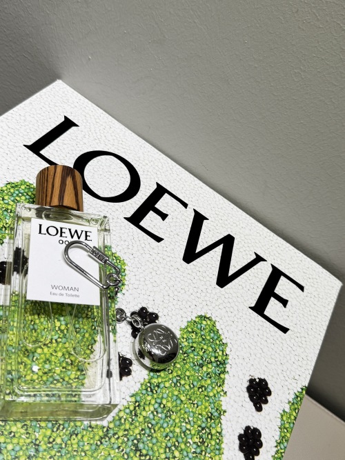 Loewe Woman Eau de Toilette met Zilveren Balhanger - Elegant en Verfijnd 1 Loewe Woman Eau de Toilette met Zilveren Balhanger - Elegant en Verfijnd