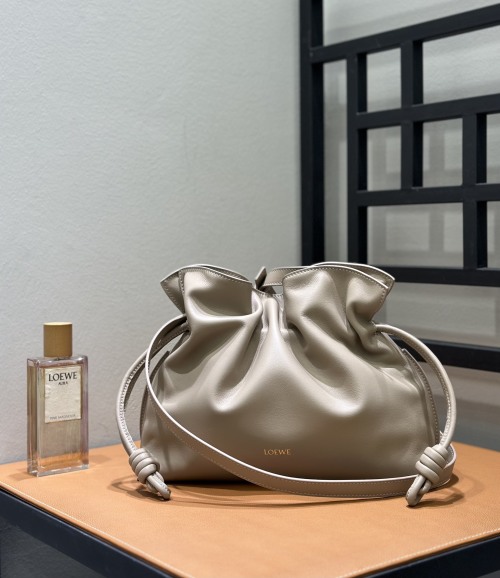 Bolso Flamenco Mediano Loewe: Elegancia y Versatilidad en un Diseño Único 1 Bolso Flamenco Mediano Loewe: Elegancia y Versatilidad en un Diseño Único