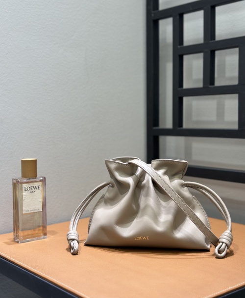 Loewe Flamenco Small Nappa Leer Zand Tas - Veelzijdige Buidelstijl 1 Loewe Flamenco Small Nappa Leer Zand Tas - Veelzijdige Buidelstijl