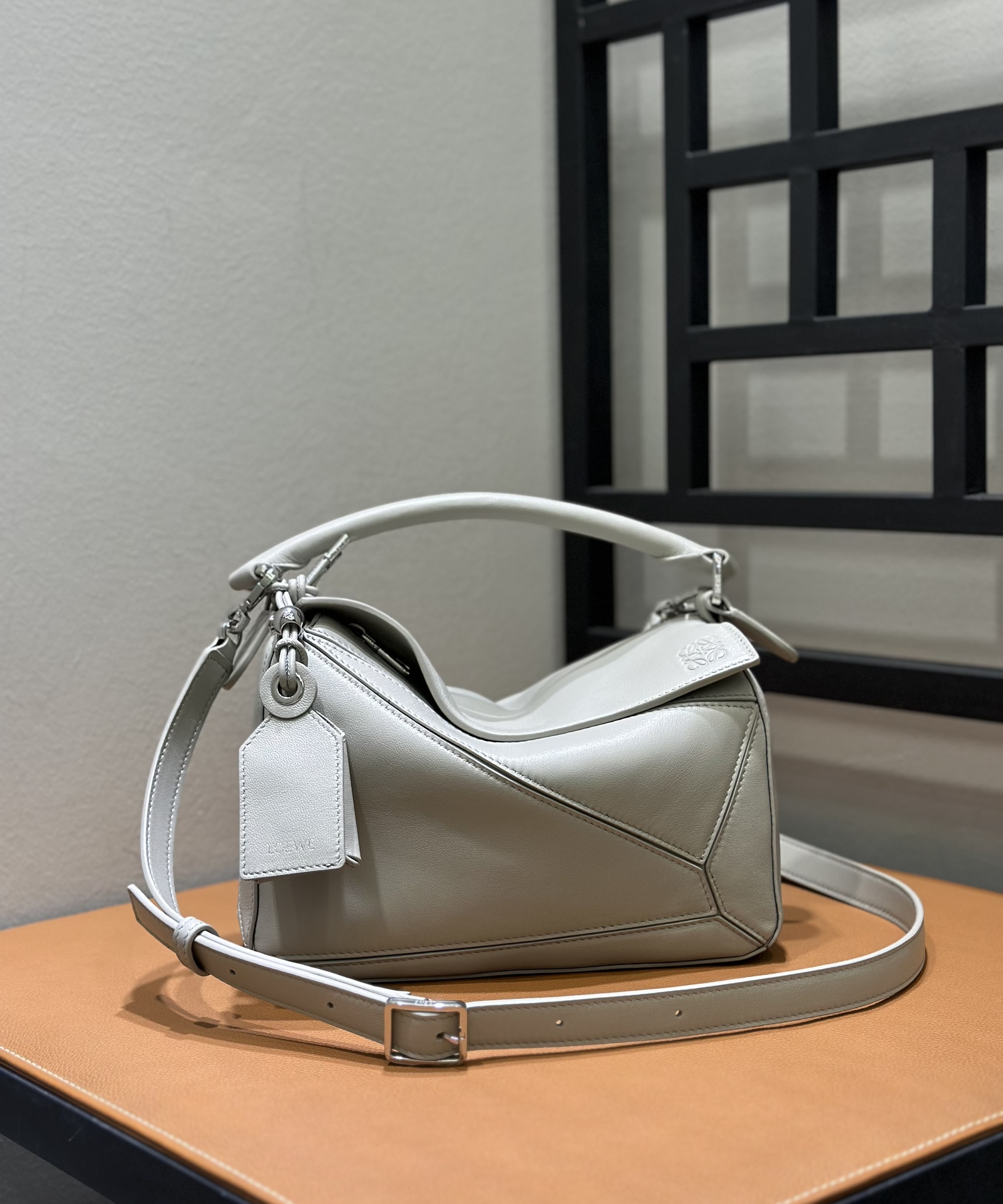 LOEWEロエベ 白ベルト クリアバックル　65センチ レディース高級レザー & デザイナーチェーンベルト - LOEWE - LOEWE