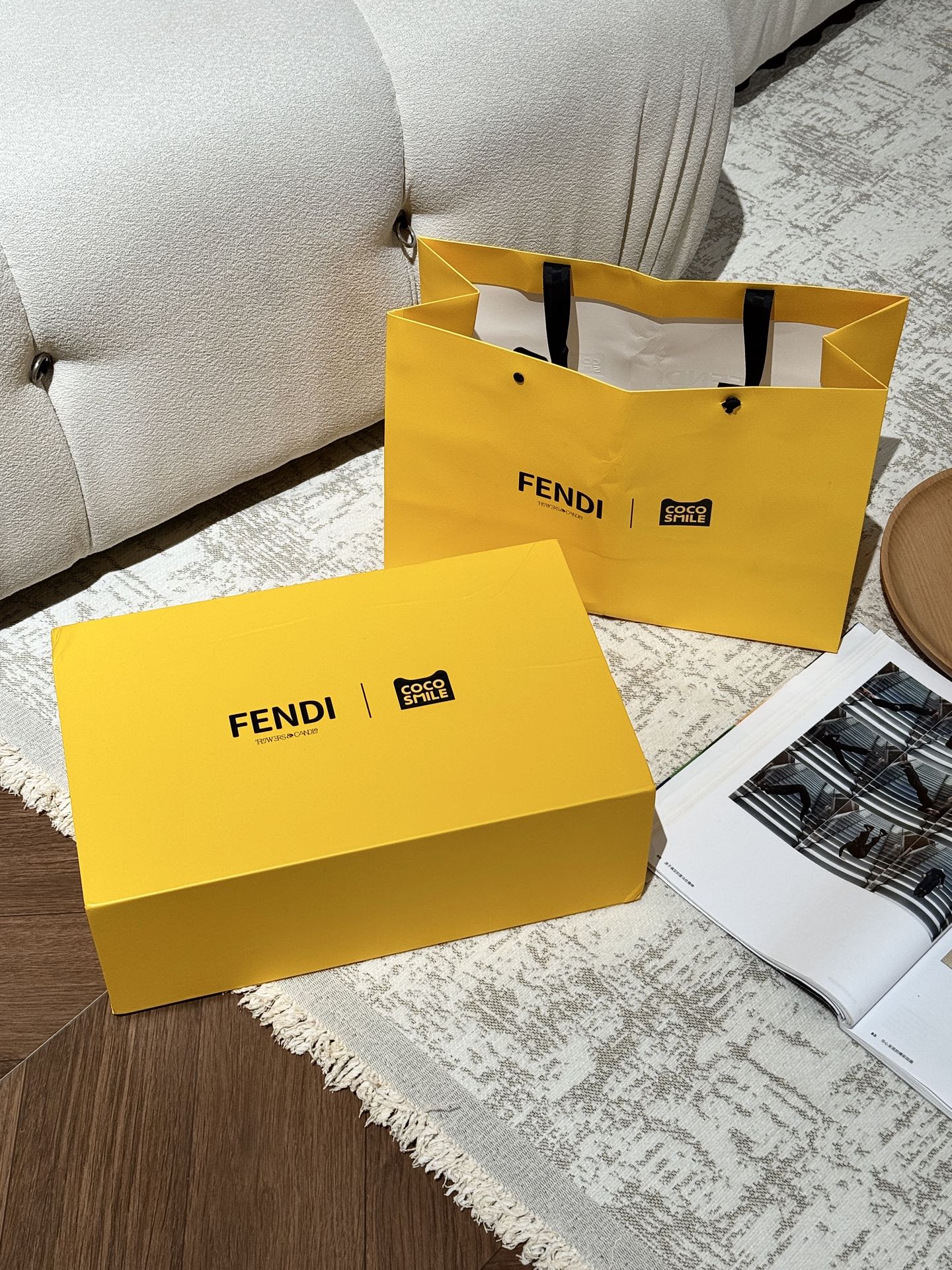 NO:810199,FENDI Fendi Casa Shell Gift Box Set The yellow color is really eye-catching!  Sending warmth to close friends is here!  The practicality and atmosphere are well grasped!  The thermos cup warms up the body, and the fragrance of the scented candle heals the soul and warms the heart. It is the best choice to give to friends and loved ones!  !  Luxurious and economical!  Focus on value for money!  It’s so cool to give generous gifts!  Get it now!  The gift box contains lime basil scented candle 70gx1 cocoa cat straw thermos cup 300mlx1, trendy department store, fendi, fendi19860909FENDI 芬迪 卡萨贝壳礼盒套装 黄色真的超吸睛！给亲密的朋友送温暖来了！ 实用性 氛围感拿捏得很到位！ 保温杯暖身,香薰蜡烛的香味治愈心灵又暖心 送朋友和爱人再好不过的选择！！ 高奢又省钱！主打一个性价比！ 送礼大方超有面子！赶紧入手吧！ 礼盒内含 青柠罗勒香氛蜡烛 70gx1 可可猫吸管保温杯 300mlx1,潮品百货,fendi,fendi,accessory