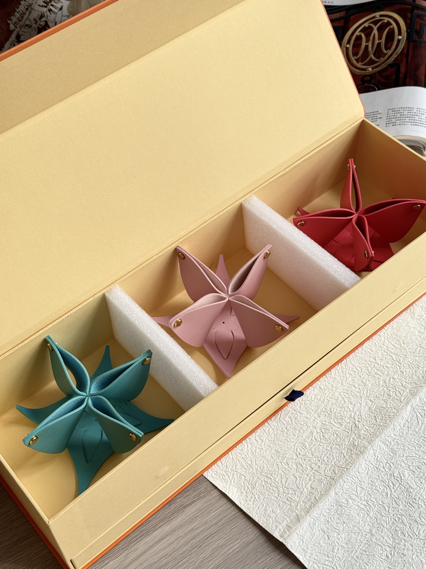NO:810255,Style 1 blue/pink/red. There are three gentle colors: lake blue and peach pink. It is round, full and cute, retro yet playful, with a simple folded flower design. Especially suitable for those who like unique styles. Chaopin Department Store19860909款1蓝/粉/红 有湖水蓝和桃粉红三个温柔的颜色 圆润饱满又可爱,复古又不失俏皮的简单折花设计 特别适合那些喜欢独特风格的小伙伴,潮品百货,accessory