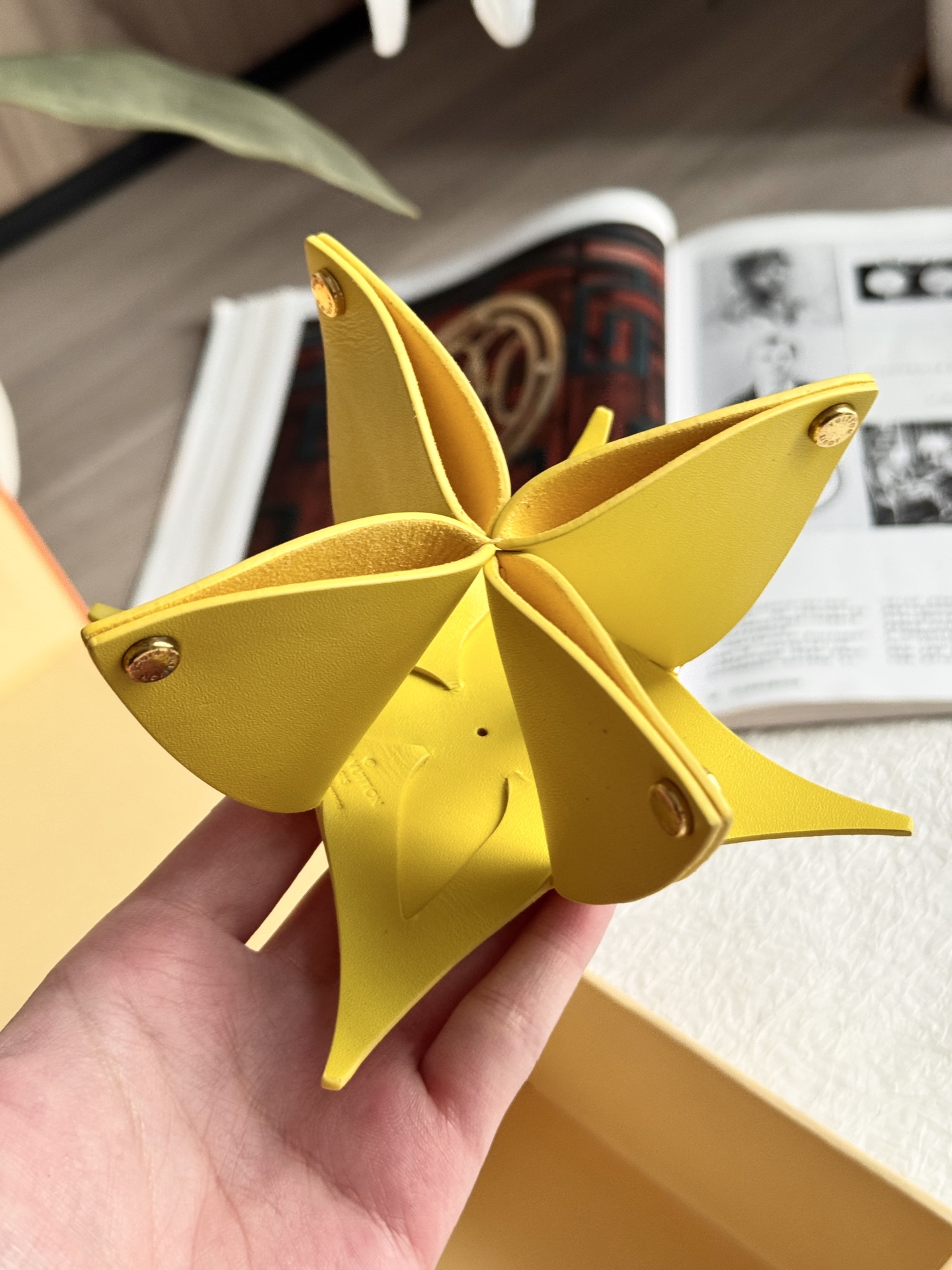 NO:810275,Each flower is handmade by professional craftsmen. It is made of imported cowhide leather and has a small metal nail engraved with Louis Vuitto*'s signature. It can be used alone or formed into a colorful bouquet. It is not only a decoration but also a work of art. Look at a simple flower!  The process is extremely complex, time-consuming and labor-intensive, trendy department store, louis vuitton, cowhide19860909每一朵花都是专业工匠纯手工制作 进口牛皮材质 刻有 Louis Vuitto*签名的小金属钉 可单独使用或组成色彩缤纷的花束 不仅是件装饰品更是一件艺术品 看着简单的一朵花！工艺却极其复杂耗时又耗力,潮品百货,louis vuitton,cowhide,accessory