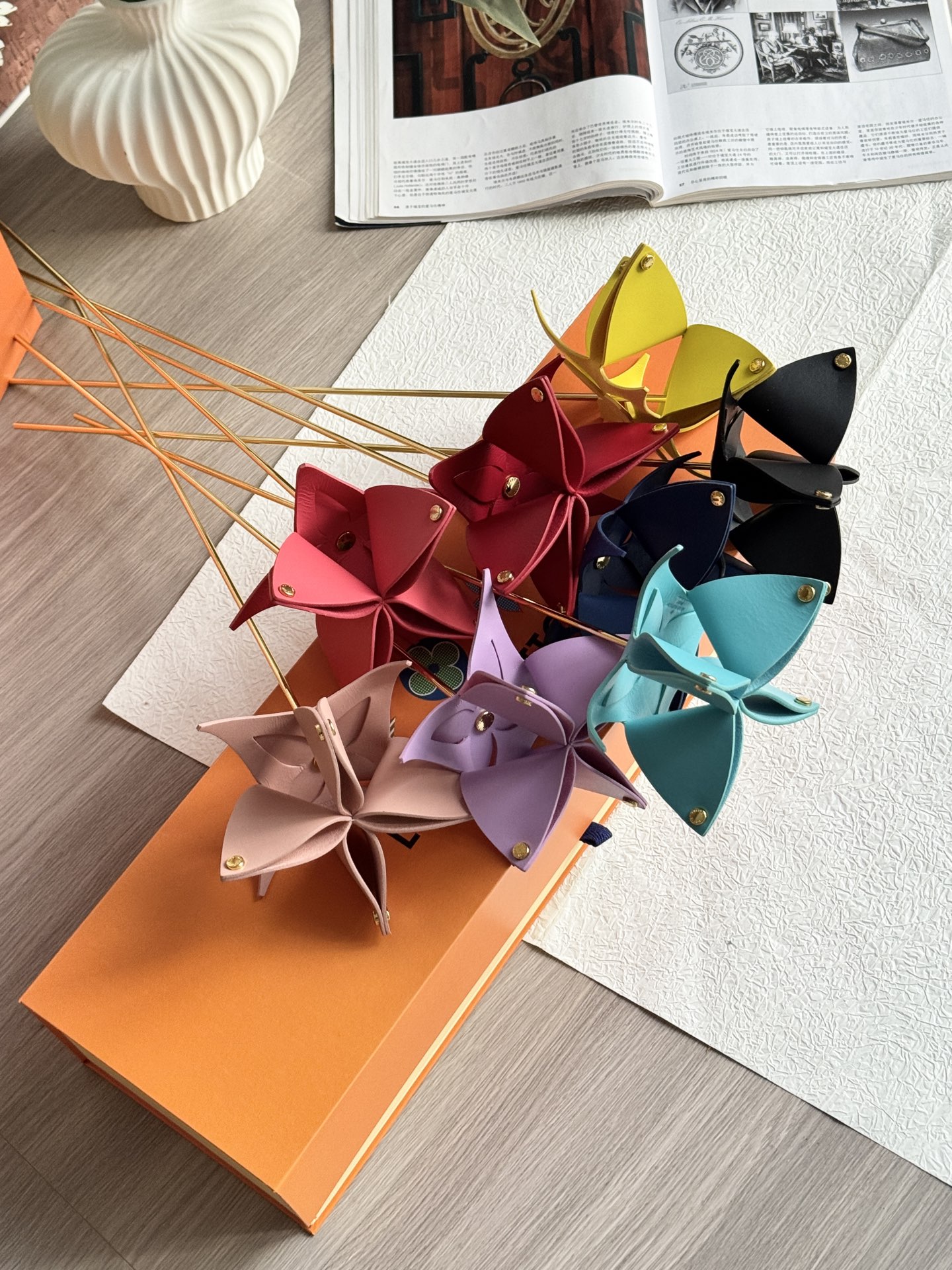 NO:810272,The elegant lines can be inserted into a vase, whether placed alone or paired with a real bouquet, it can add a simple and elegant atmosphere, whether it is a simple glass vase or a stoneware vase!  They can all show the unique elegance of Louis' leather folding flowers, adding vivid and beautiful interest to life, trendy department store, louis vuitton19860909线条优雅可以插在花瓶中,无论是单独摆放还是和实物花束搭配,都能增添一份古朴、雅致的氛围,无论是简约的玻璃花瓶、还是粗陶花瓶！都能展现路易家皮折花特有的雅致,给生活增添生动美丽的情趣,潮品百货,louis vuitton,accessory