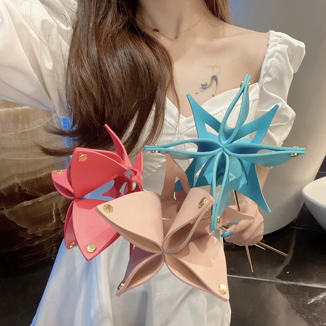 NO:810261,Origami Flower, designed by three designers from Atelier Oi, offers a poetic interpretation of the art of origami. Louis Vuitton's expertise in leather craftsmanship transforms the soft material into four different shapes of decorative flower buds. Ideal for gifting or elegant companionship., fashion department store, louis vuitton19860909《折纸花》由 Atelier Oi 的三位设计师设计,为折纸艺术提供了诗意的诠释.路易威登在皮革工艺方面的专业知识将柔软的材料转化为四种不同形状的装饰花蕾.是送礼或优雅伴赠的理想之选.,潮品百货,louis vuitton,accessory