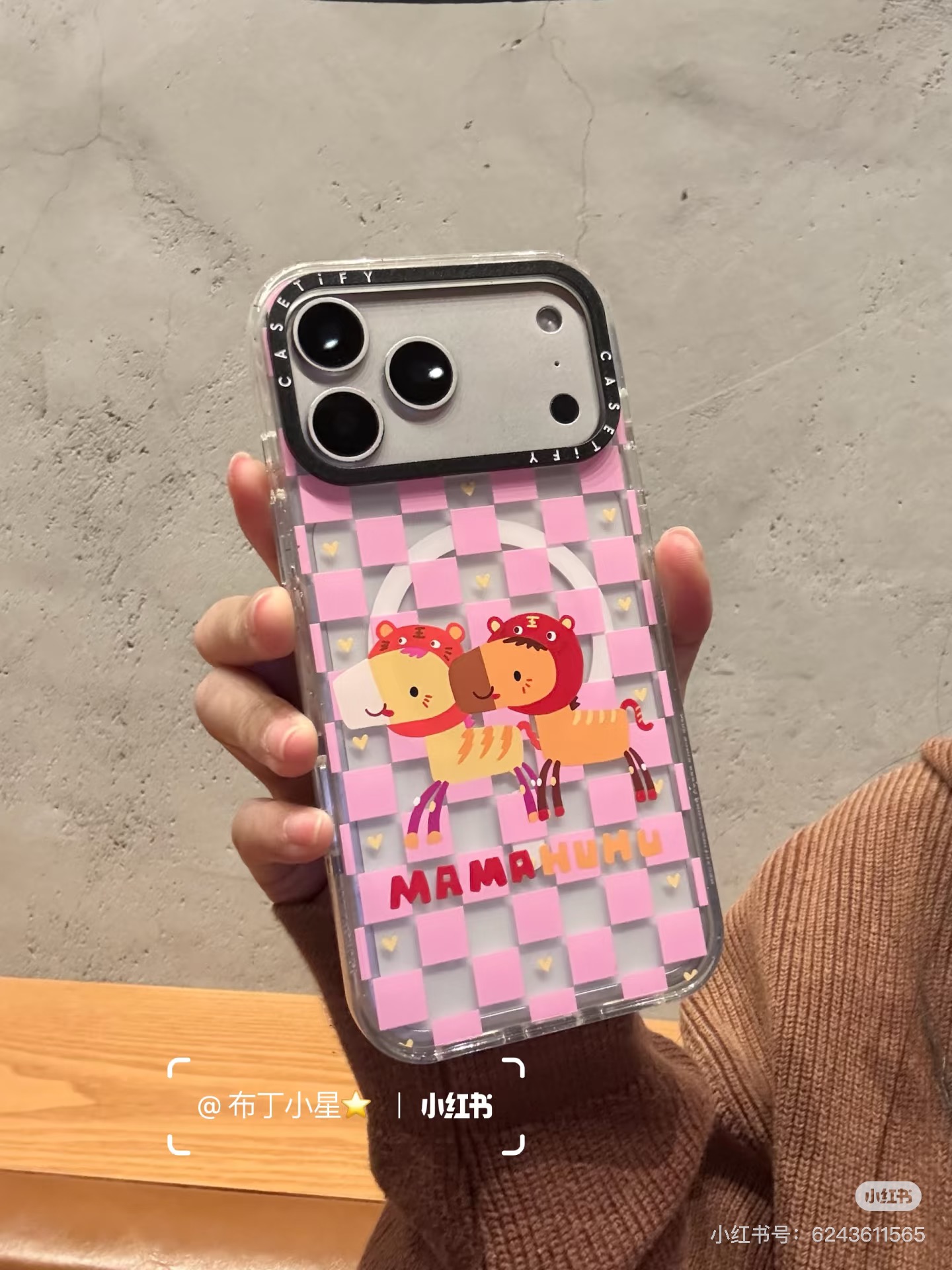 NO:810982,It’s really fashionable to hold in your hand. It’s a medium-looking and practical series. Sisters who are prone to dropping their phones must wear this case. It can protect your phone worth thousands of dollars, including mobile phone cases, small pendants, earphone cases, keychains, trendy department stores, keychains, and phone cases.19860909拿在手上真的好时髦 中看又中用系列 容易摔手机的姐妹一定要入的壳 保护你几千块的手机,手机壳.小挂件.耳机套.钥匙扣潮品百货,keychain,phone cases,accessory