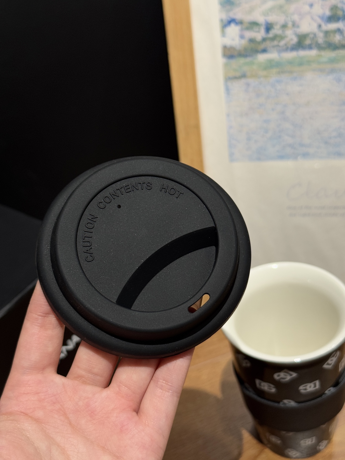 NO:850524,The silicone cup lid is made of food-grade material and is safe and odor-free. Even if you load hot water, you don’t have to worry about it. It has a leak-proof design!  !  No matter you are in the office or having an outdoor picnic, you don’t have to worry about drinks spilling and tea sets      cups19860909硅胶杯盖采用食品级材质 安全无异味,即使装载热水也完全无需担心 密封防漏的设计！！ 让你无论是在办公室还是户外野餐 都无需担心饮品溢出,茶具,accessory