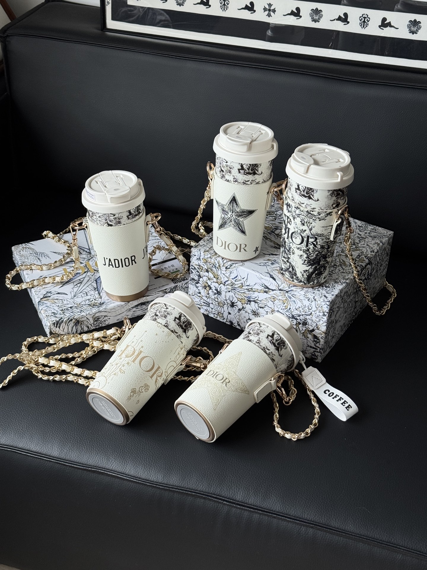 NO:850413,Put Dior aesthetics into your daily life!  !  Coffee cup with built-in metal chain, can be worn cross-body or on the back with printed cup sleeve!  !  It has a high-end feel, double online insulation for heat and cold, and double drinking mouth leak-proof design. Drinking water can also bring a sense of atmosphere, whoever carries it will look better!  !  , tea set      cup, dior19860909把迪奥美学装进日常！！ 自带金属链条的咖啡杯,可斜挎可单背 印花杯套！！高级感拉满 保温保冷双在线,双饮口防漏设计 喝水也能自带氛围感,谁背谁好看！！,茶具    杯,accessory