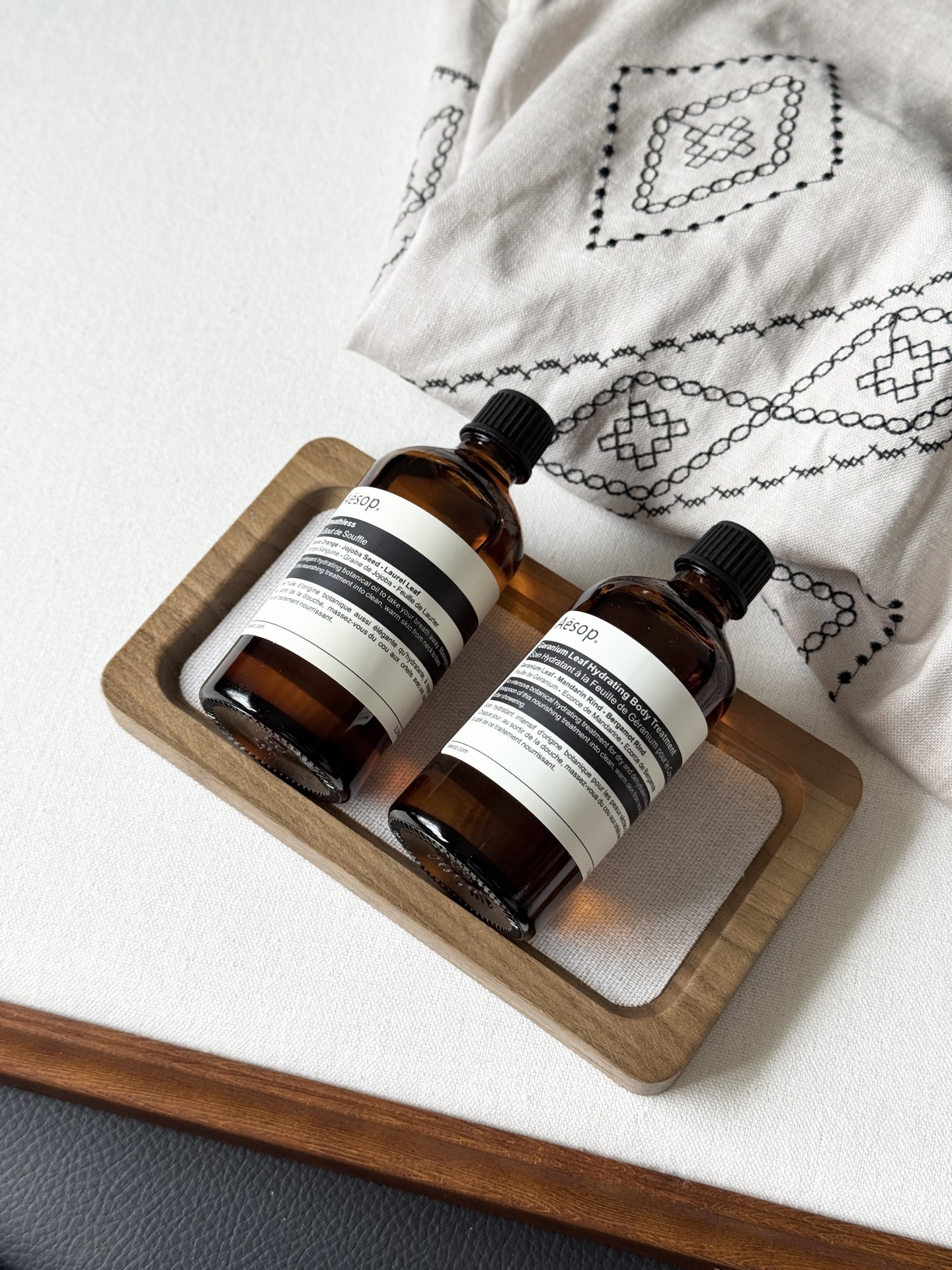 NO:811753,Low profile and durable!  !  The texture is that of pure plant essential oils, which spreads easily and is easy to absorb. It feels light and non-sticky on the skin!  !  Use it with the body lotion that I have used before, it is really a must-have!  !  It not only moisturizes, but also makes the fragrance adhere to the skin for a longer time. A little massage after bathing will nourish the skin. It is also a slow enjoyment of the sense of smell. Those who prefer Aesop will be attracted by this straightforward and high-end fruity fragrance!  , toiletries19860909低调又耐品！！ 质地是纯粹的植物精油感,好推开易吸收 肤感轻盈不黏腻！！ 搭配之前上过的身体乳使用,真的一绝！！ 滋润的同时也让香气与肌肤的贴合度更久 沐浴后取少许按摩,更是滋养肌肤 也是一场嗅觉的慢享,偏爱伊索的人 会为这股直白又高级的果香心动！,洗护用品,accessory