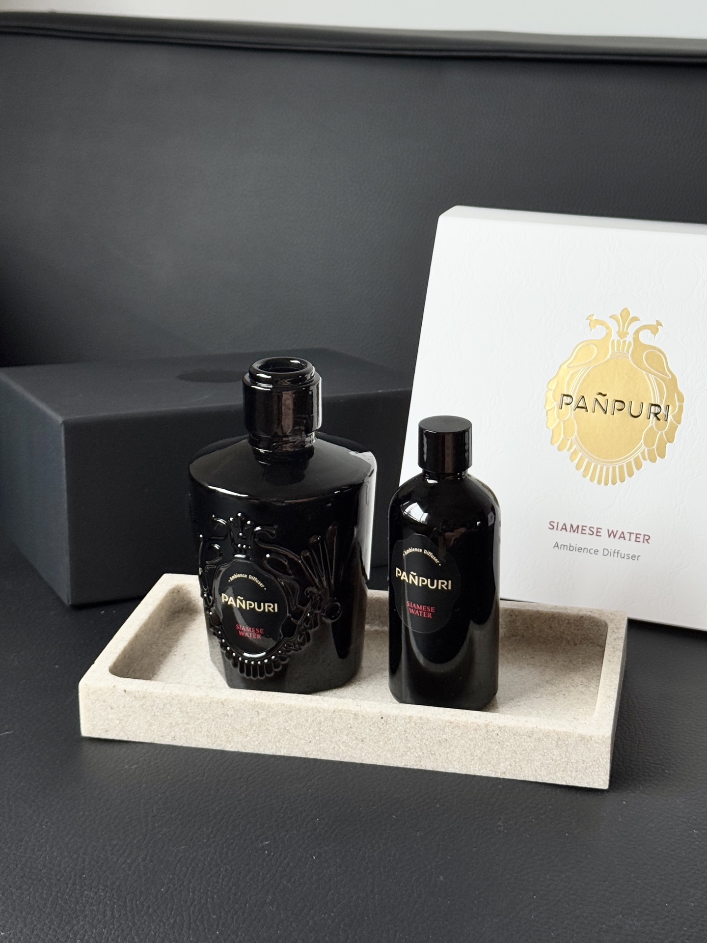 NO:879155,SIAMESE WATER Spend a sunny morning in the jasmine garden, soak the freshly picked jasmine flowers in the rainwater, and create refreshing drinking water. The fragrant jasmine evokes a happy summer. Top note: mint, middle note: jasmine/ylang-ylang, base note: sandalwood, car fragrance. Home fragrance. Candle19860909SIAMESE WATER暹罗之水 茉莉花园度过阳光明媚的早晨,在雨水中浸泡刚摘下的茉莉花,创造清爽的饮用水.芳香的茉莉花唤起了幸福的夏日. 前调薄荷 中调茉莉花/依兰 后调檀香木,车载香薰.居家香氛.蜡烛,accessory