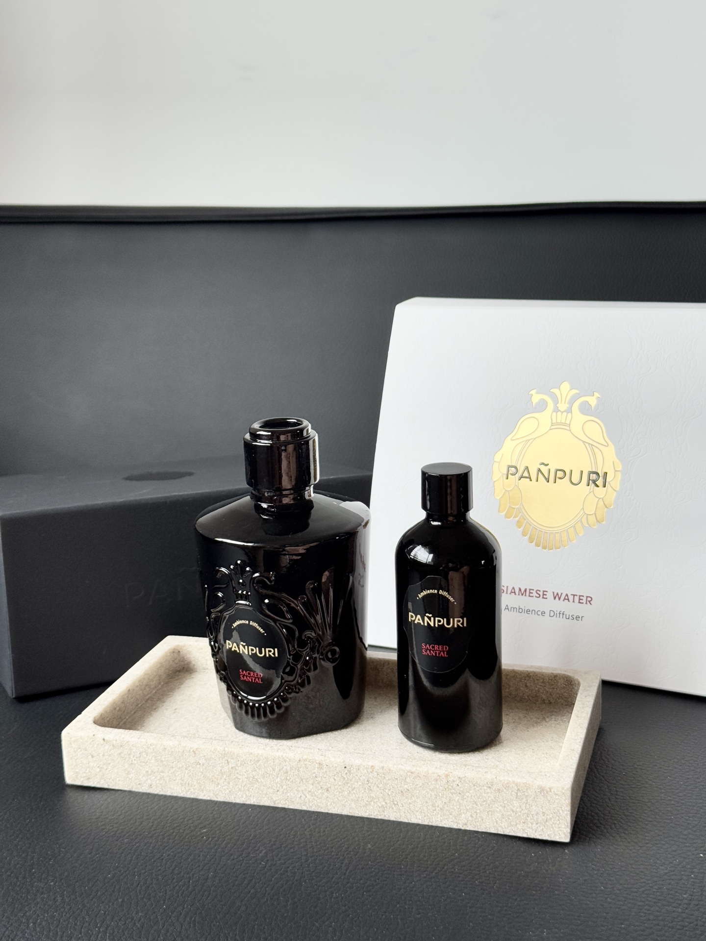 NO:879160,SACRED SANTAL The slow-burning warmth of temple sandalwood evokes the richness of ancient meditation rituals. The woody notes are enhanced by the earthy smoothness of orris root. This unforgettable fragrance awakens a communion with the soul and spirit. Top notes: Japanese cypress/cardamom, middle notes: orris root/juniper berries, base notes: sandalwood/amber/cedar/vetiver, car fragrance, home fragrance, candle.19860909SACRED SANTAL神圣檀木 神庙中檀香木缓缓燃烧的温暖,唤起了古代冥想仪式的丰富多彩.木质香调被鸢尾根的泥土般的柔滑所增强.这难忘的香味,唤醒灵魂和精神的交流. 前调日本柏树/小豆蔻 中调鸢尾根/杜松子 后调檀香木/琥珀/雪松/香根草,车载香薰.居家香氛.蜡烛,accessory