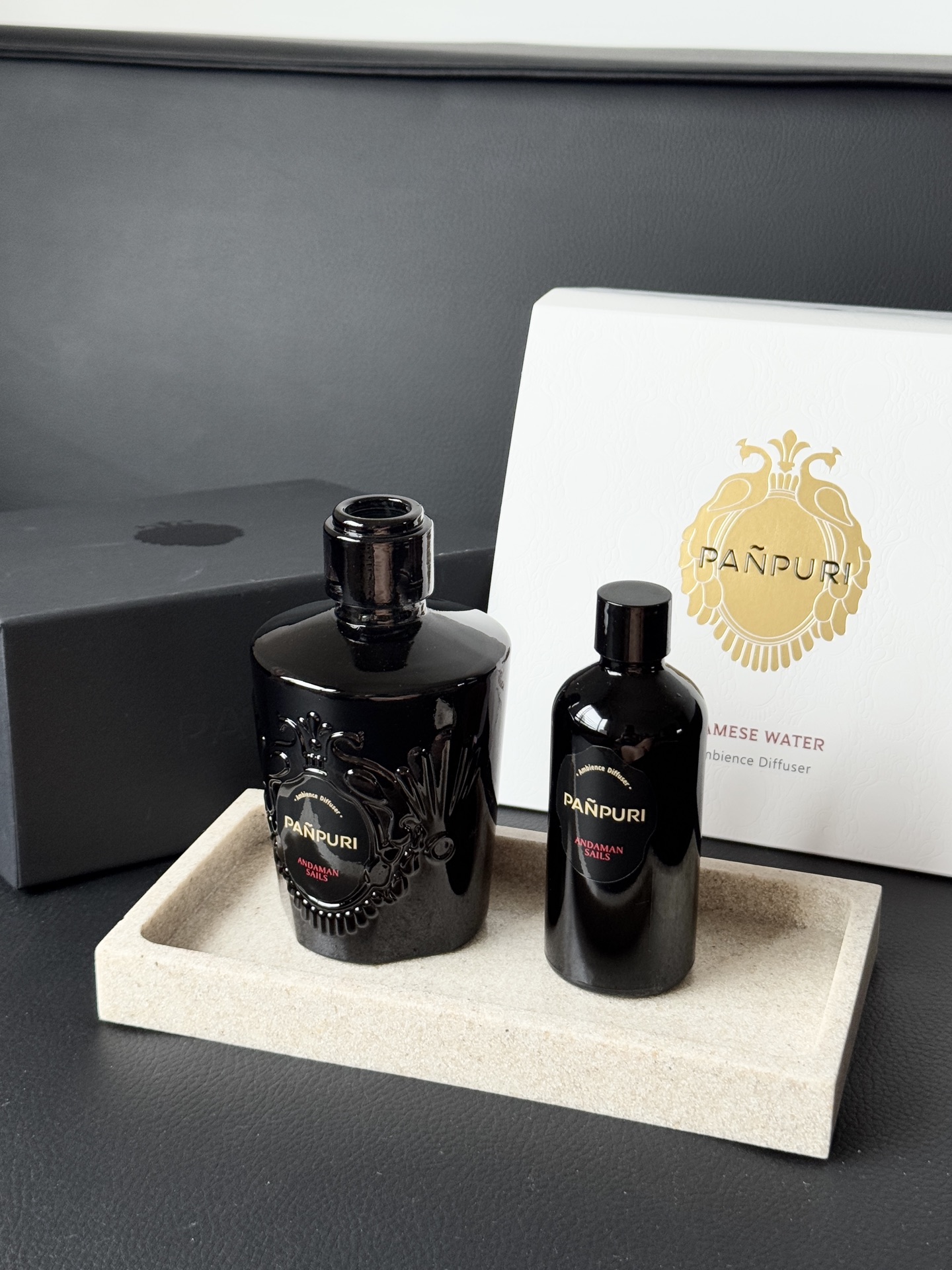 NO:879164,ANDAMAN SAILS Andaman Sea has a refreshing but not heavy fragrance of bergamot. I don’t think anyone dislikes it. It’s neutralized perfectly by the addition of green tea!  First choice!  Top note: bergamot, middle note: green tea, base note: nutmeg/sandalwood, car fragrance, home fragrance, candle19860909ANDAMAN SAILS 安达曼海 清爽不重佛手柑的清香我觉得没有人不喜欢 加上了绿茶 中和的太完美了！ 首选！ 前调佛手柑 中调绿茶 后调肉豆蔻/檀香木,车载香薰.居家香氛.蜡烛,accessory