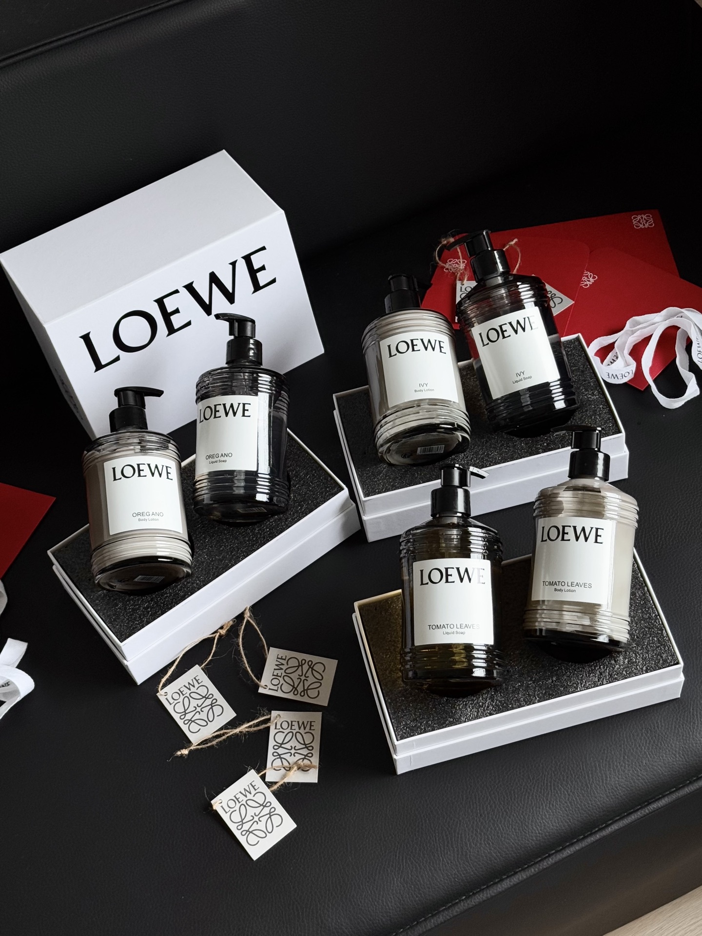 NO:894144,360ml super large capacity!  !  Liquid soap 360ml + body lotion 360ml!  One set can last a long time!  Body lotion locks in moisture!  Continue the fresh atmosphere!  Loewe's bath series lasts for three or four years!  There must be something there!  Otherwise, how could the sales volume be so terrible!  , toiletries, loewe19860909360ml超大容量！！ 液体香皂360ml+身体乳360ml！ 一套能用好久！身体乳锁住水分！延续清新氛围！ 罗意威的沐浴系列能三四年！ 那肯定是有点东西！不然怎么能销量如此可怕！,洗护用品,loewe,accessory