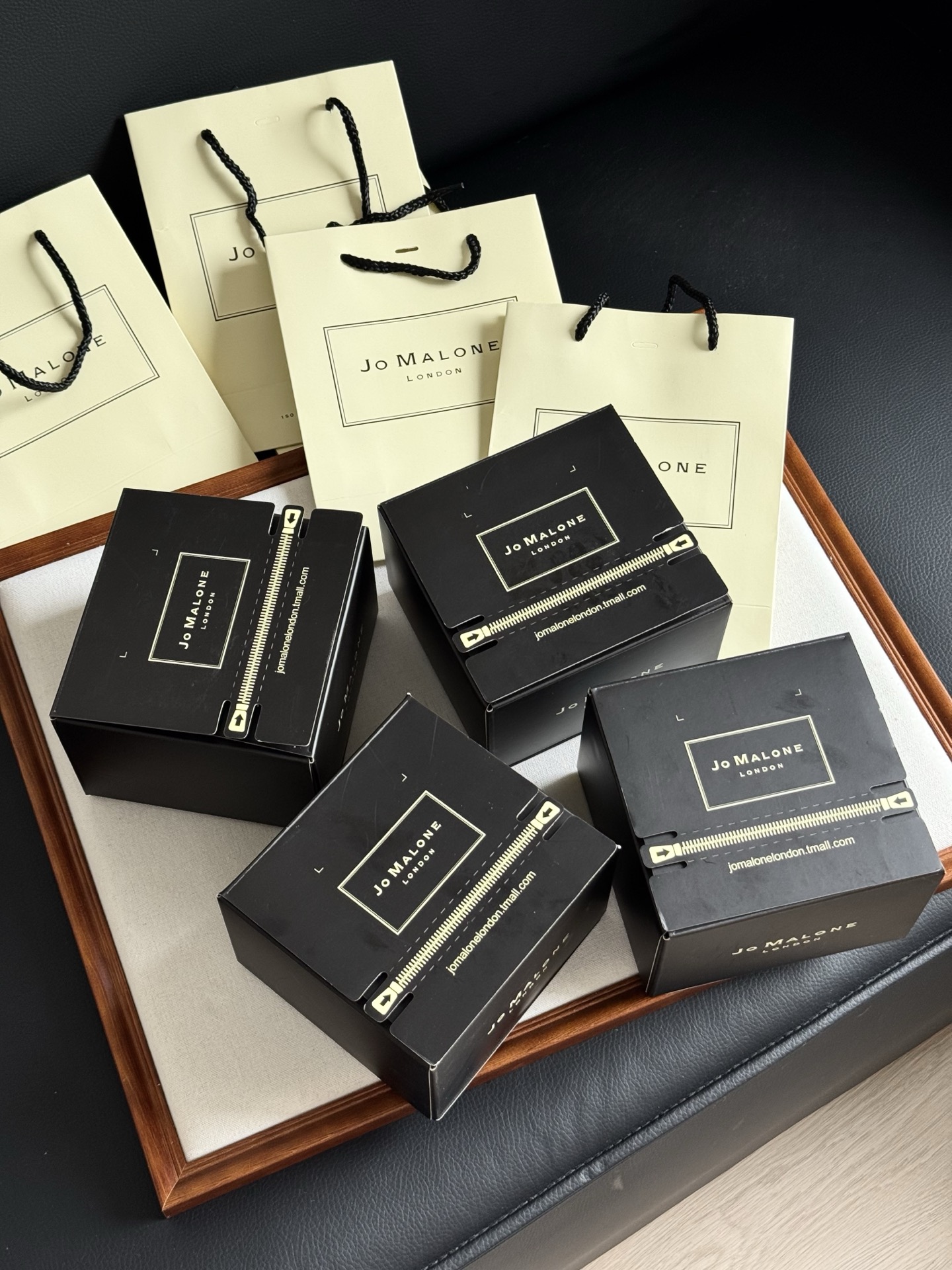 NO:938606,Matte black gold texture gift box brand beige hand gift bag. The details of the box, gift bag and bottle are exactly the same as those of the offline counters. Gift giving is dignified and distinguished!  The sense of unboxing ceremony is immediately full, car aromatherapy, home fragrance, candles and trendy department stores19860909哑光黑金质感礼盒品牌米色手提礼袋 盒身、礼袋、瓶身细节和线下专柜完全一致 送礼体面显贵！ 开箱仪式感直接拉满,车载香薰.居家香氛.蜡烛潮品百货,accessory