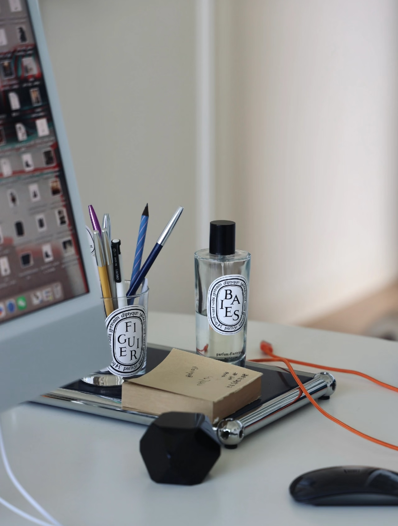 NO:919157,Room spray has a gentle and lightweight energizing effect!  Can be used in various closed spaces such as wardrobes, drawers, and suitcases!  Simply spray onto fabric!  Curtains, cushions, carpets, plush hangings!  Just keep a distance of 30 centimeters and spray!  Spray an appropriate amount onto the fabric surface!  The fragrance can stay for 4-6 hours!  ,19860909室内喷雾具有温柔轻巧的活力！ 能在各种密闭式的空间中使用 衣柜、抽屉、行李箱！ 简单地喷在布料上！窗帘、靠垫、地毯、毛绒挂饰！保持30公分的距离喷洒即可！ 适量喷洒于织物表面！ 便可留香4-6小时！,,accessory