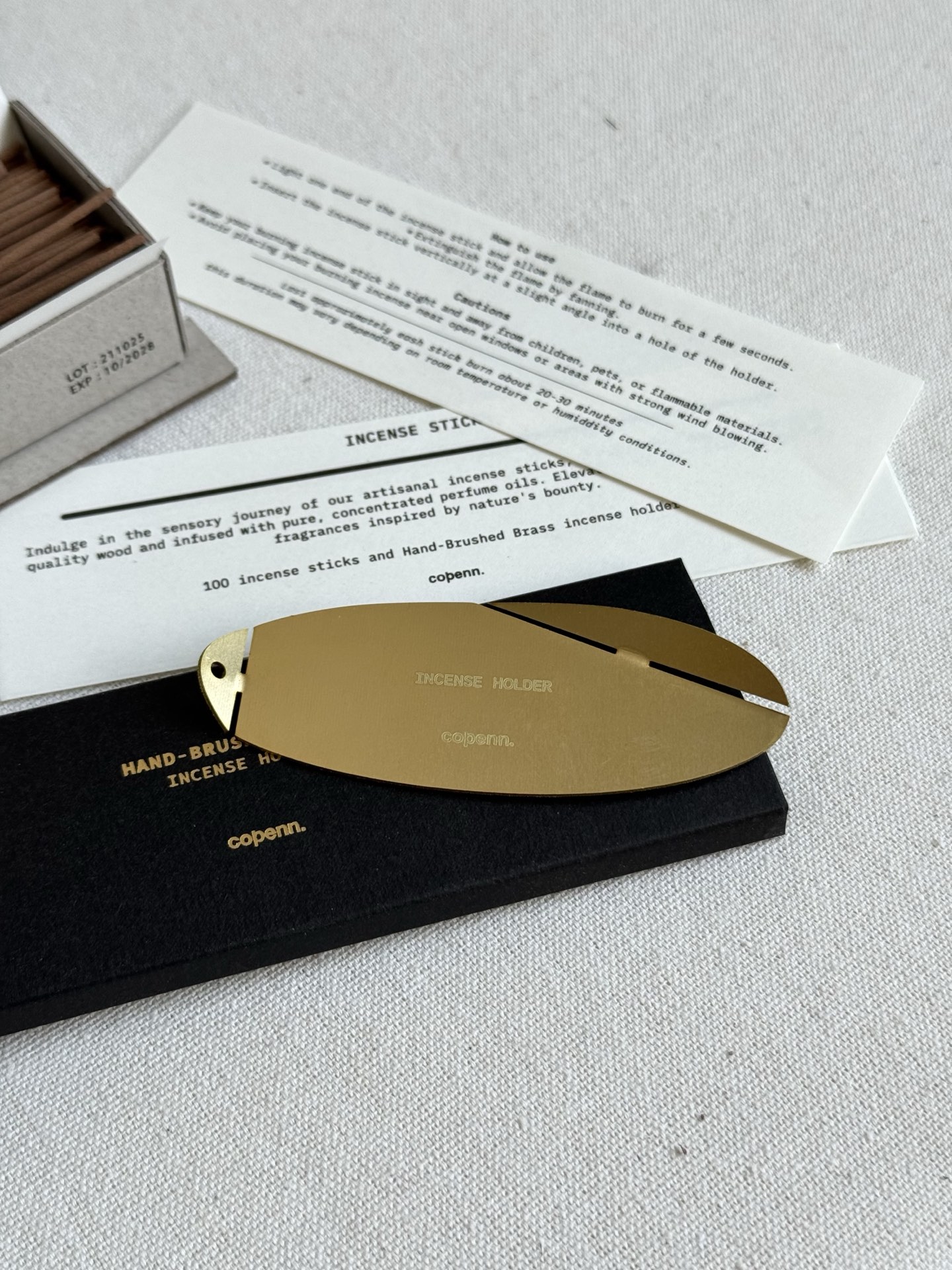 NO:938596,Comes with a hand-polished brass incense stick!  Not one of those cheap plastic or ceramic incense sticks!  It’s a real hefty brass material!  It feels substantial in your hand from quality to texture!  Put it on the aromatherapy shelf like an exhibition!  As time goes by!  Brass oxidizes naturally!  Form a unique trace of time!  The more you use it, the better it tastes!  It’s also an incense stick!  It’s also a piece of art that can be passed down from generation to generation!  , Car Aromatherapy. Home Fragrance. Candles and Trendy Department Stores19860909附赠手工打磨的黄铜香插！ 不是那种廉价的塑料或陶瓷香插！ 是真正有分量的黄铜材质！ 拿在手上从质量到纹理都很有分量！ 摆在香薰架上像展览品！ 随着时间推移！黄铜会自然氧化！ 形成独一无二的岁月痕迹！ 越用越有味道！既是香插！ 也是可以传家的艺术品！,车载香薰.居家香氛.蜡烛潮品百货,accessory