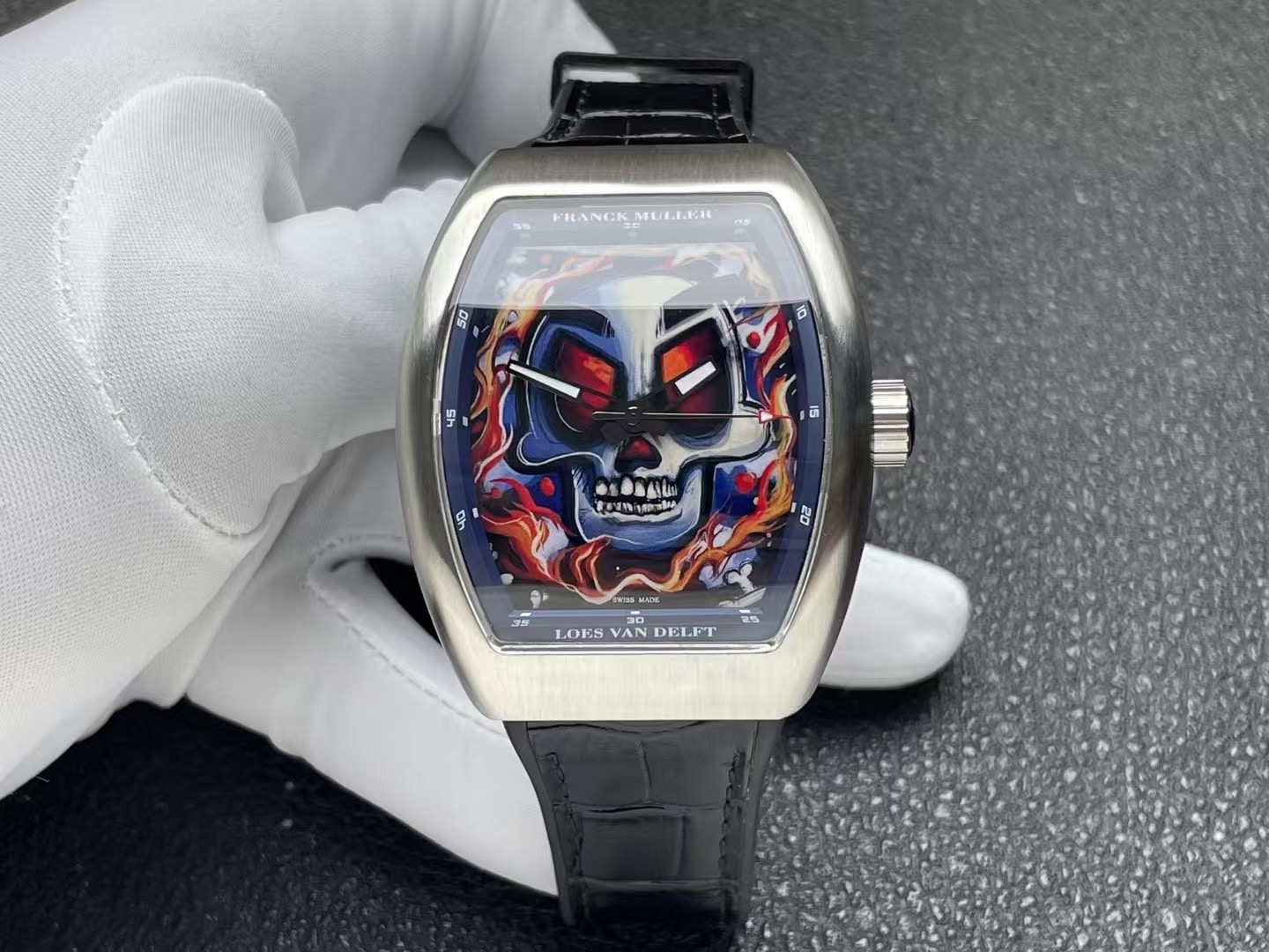 NO:157231,ABF Falmulan's new V45 series perfectly integrates graffiti art into the timepiece, showing unparalleled creativity and unique charm. The graffiti patterns on the dial are from the limited edition works of the Art Master. Each stroke contains a profound artistic heritage, as if telling the story of time. The black strap is steady and mysterious, which contrasts with the dial graffiti, highlighting the wearer's personality and taste. The dial has a diameter of 45mm, which is atmospheric and yet exquisite. The effect is excellent, and it can be easily controlled in business occasions or leisure time. The dial adopts a unique graffiti design and comes from the limited edition works of the Art Master. Each stroke embodies the essence of art, showing unparalleled creativity and charm. The case is made of carbon fiber material, which is super light and hard, comfortable to wear and durable. High-tech luminous materials not only make the watch lighter, but also give it excellent scratch resistance.19860909ABF法穆兰新款V45系列将涂鸦艺术完美融入时计之中,展现无与伦比的创意与独特魅力.表盘上的涂鸦图案,出自艺术大师限量版作品,每一笔都蕴含着深厚的艺术底蕴,仿佛诉说着时间的故事.黑色表带稳重而神秘,与表盘涂鸦形成鲜明对比,彰显出佩戴者的个性与品味. 表盘直径达到45mm,大气而不失精致,上手效果极佳,无论是商务场合还是休闲时光,都能轻松驾驭.表盘采用独特的涂鸦设计,出自艺术大师限量版作品,每一笔都凝聚着艺术的精髓,展现出无与伦比的创意与魅力.表壳采用碳纤维材质,超轻超硬,佩戴舒适且耐用.高科技夜光材料不仅让手表更加轻盈,还赋予其出色的抗刮擦性能,,Watch