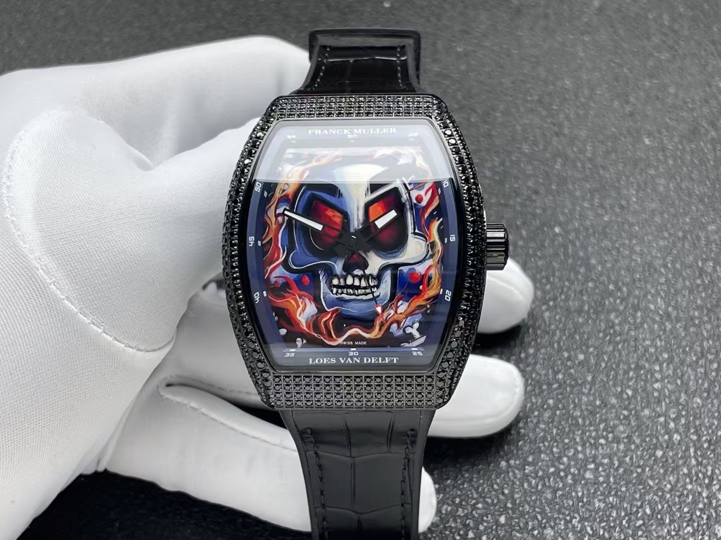 NO:157234,ABF Falmulan's new V45 series perfectly integrates graffiti art into the timepiece, showing unparalleled creativity and unique charm. The graffiti patterns on the dial are from the limited edition works of the Art Master. Each stroke contains a profound artistic heritage, as if telling the story of time. The black strap is steady and mysterious, which contrasts with the graffiti on the dial, highlighting the wearer's personality and taste. The dial has a diameter of 45mm, which is atmospheric and exquisite, and has excellent results when used. It can be easily controlled in business occasions or leisure time. The dial adopts a unique graffiti design and comes from the limited edition works of the Art Master. Each stroke embodies the essence of art, showing unparalleled creativity and charm.,19860909ABF法穆兰新款V45系列将涂鸦艺术完美融入时计之中,展现无与伦比的创意与独特魅力.表盘上的涂鸦图案,出自艺术大师限量版作品,每一笔都蕴含着深厚的艺术底蕴,仿佛诉说着时间的故事.黑色表带稳重而神秘,与表盘涂鸦形成鲜明对比,彰显出佩戴者的个性与品味. 表盘直径达到45mm,大气而不失精致,上手效果极佳,无论是商务场合还是休闲时光,都能轻松驾驭.表盘采用独特的涂鸦设计,出自艺术大师限量版作品,每一笔都凝聚着艺术的精髓,展现出无与伦比的创意与魅力.,,Watch