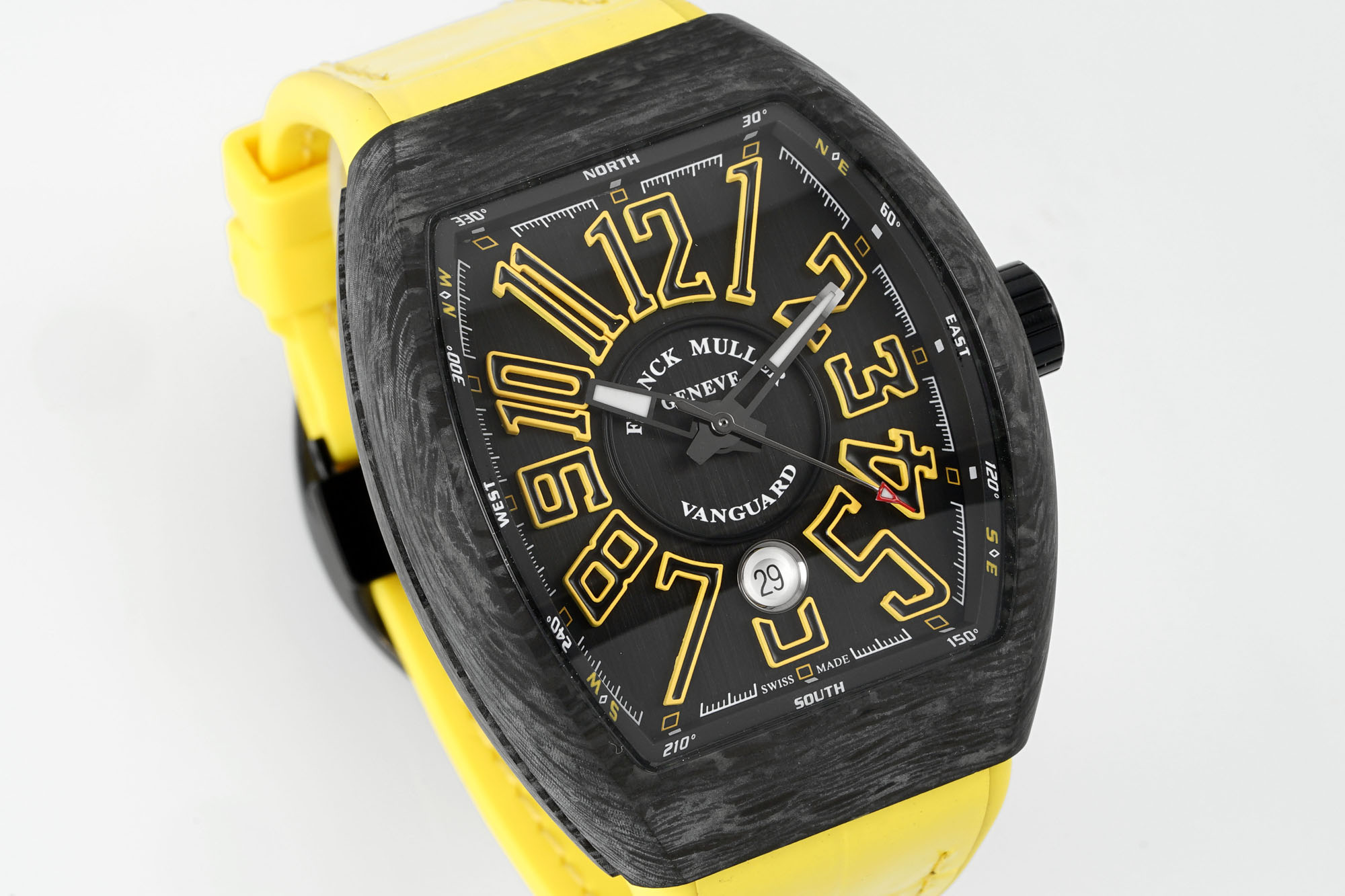 ABF 最新款 法穆兰Vanguard系列(FRANCK MULLER Vanguard)
• 外观设计:酒桶型表壳,造型独特辨识度高;碳纤维表壳轻盈且具科技感、时尚感;彩色立体数字时标搭配个性表盘布局,打破常规,视觉冲击力强。45MM尺寸 弧形三明治表壳设计更贴合手腕 佩戴舒适 大气
• 材质工艺:表壳碳纤维材质,强度高、重量轻;表带为编织材质配彩色缝线,舒适又具潮流感;表冠等细节有品牌标识,彰显工艺与品质。采用ETA2824型号机芯 走时精准稳定耐用
• 功能与夜光:具备基础计时功能,部分可能有复杂功能;瑞士超级夜光效果独特,黑暗中表壳和指针等发光,既实用又增添炫酷氛围 。
• 品牌价值:法穆兰是高端制表品牌,该系列传承品牌基因,兼具设计、工艺与品牌溢价,是身份与品味象征。