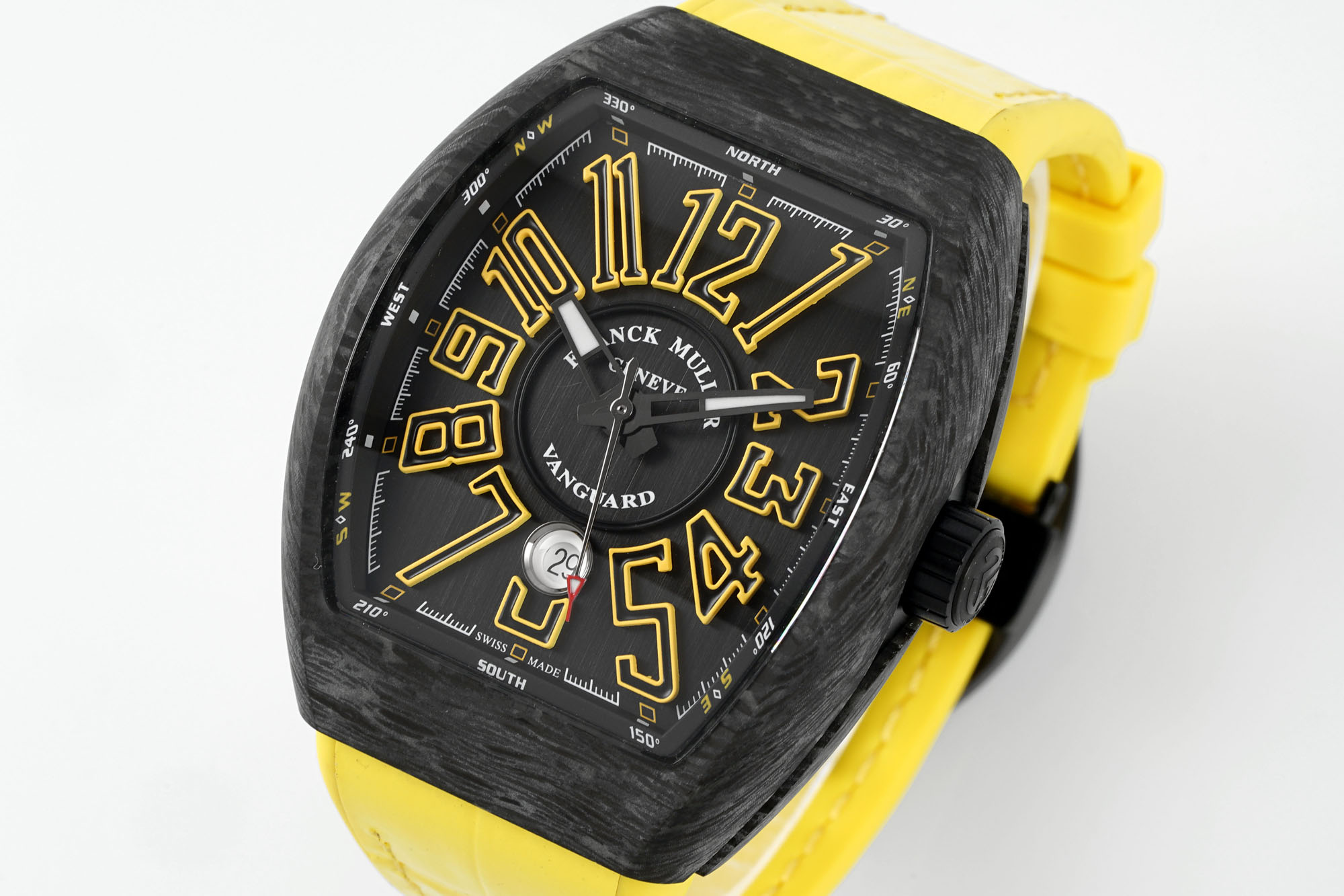 ABF 最新款 法穆兰Vanguard系列(FRANCK MULLER Vanguard)
• 外观设计:酒桶型表壳,造型独特辨识度高;碳纤维表壳轻盈且具科技感、时尚感;彩色立体数字时标搭配个性表盘布局,打破常规,视觉冲击力强。45MM尺寸 弧形三明治表壳设计更贴合手腕 佩戴舒适 大气
• 材质工艺:表壳碳纤维材质,强度高、重量轻;表带为编织材质配彩色缝线,舒适又具潮流感;表冠等细节有品牌标识,彰显工艺与品质。采用ETA2824型号机芯 走时精准稳定耐用
• 功能与夜光:具备基础计时功能,部分可能有复杂功能;瑞士超级夜光效果独特,黑暗中表壳和指针等发光,既实用又增添炫酷氛围 。
• 品牌价值:法穆兰是高端制表品牌,该系列传承品牌基因,兼具设计、工艺与品牌溢价,是身份与品味象征。