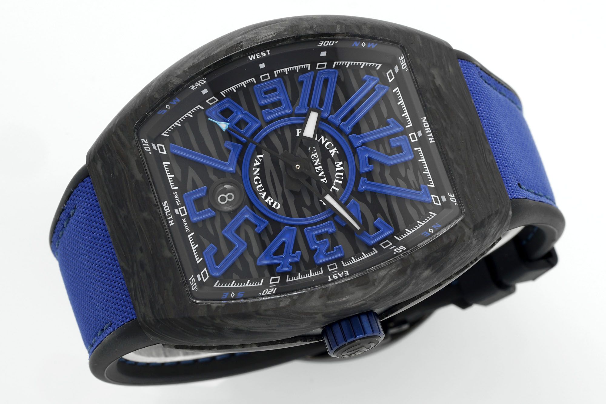 ABF 最新款 法穆兰Vanguard系列(FRANCK MULLER Vanguard)
• 外观设计:酒桶型表壳,造型独特辨识度高;碳纤维表壳轻盈且具科技感、时尚感;彩色立体数字时标搭配个性表盘布局,打破常规,视觉冲击力强。45MM尺寸 弧形三明治表壳设计更贴合手腕 佩戴舒适 大气
• 材质工艺:表壳碳纤维材质,强度高、重量轻;表带为编织材质配彩色缝线,舒适又具潮流感;表冠等细节有品牌标识,彰显工艺与品质。采用ETA2824型号机芯 走时精准稳定耐用
• 功能与夜光:具备基础计时功能,部分可能有复杂功能;瑞士超级夜光效果独特,黑暗中表壳和指针等发光,既实用又增添炫酷氛围 。
• 品牌价值:法穆兰是高端制表品牌,该系列传承品牌基因,兼具设计、工艺与品牌溢价,是身份与品味象征。