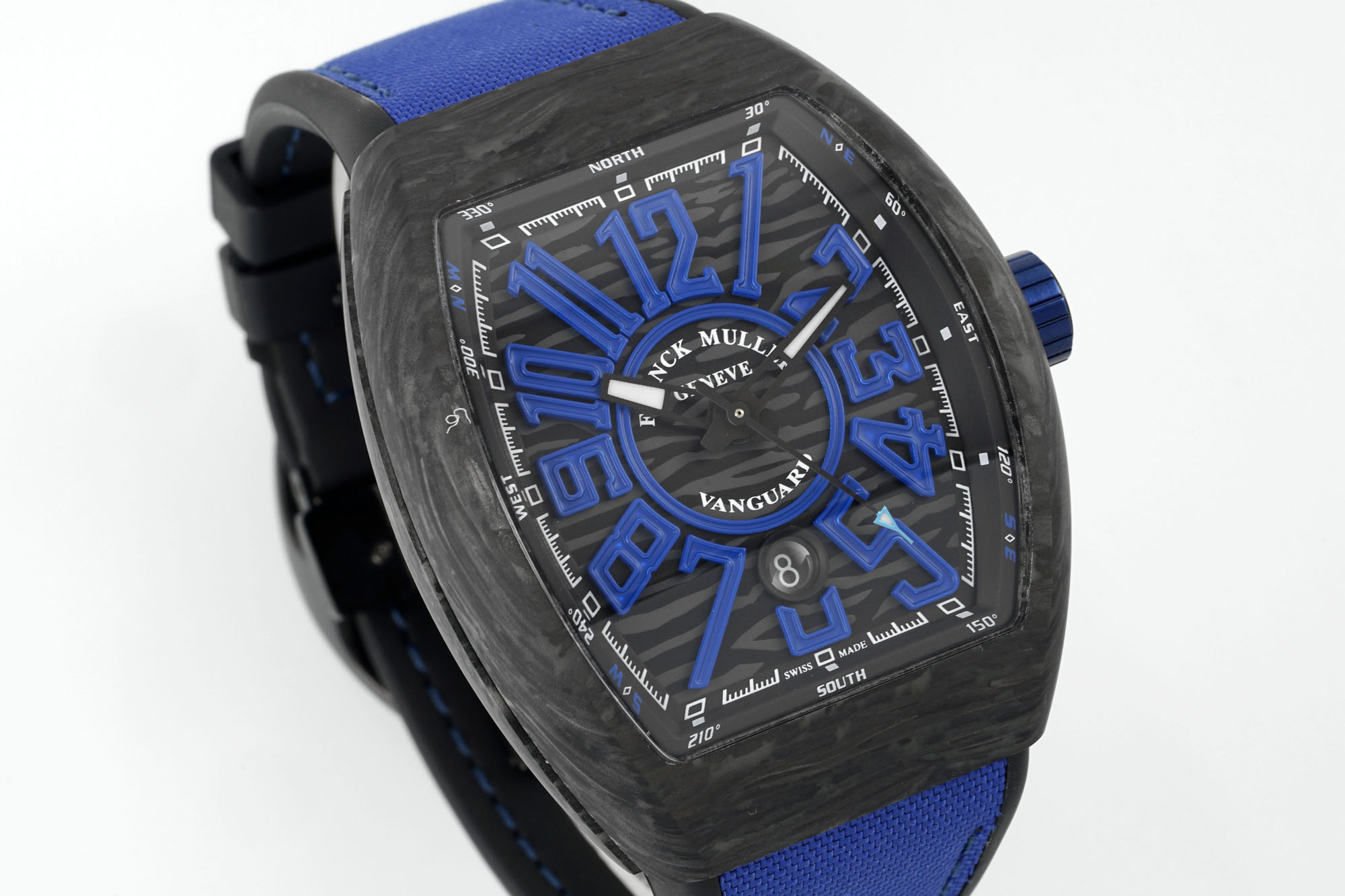 ABF 最新款 法穆兰Vanguard系列(FRANCK MULLER Vanguard)
• 外观设计:酒桶型表壳,造型独特辨识度高;碳纤维表壳轻盈且具科技感、时尚感;彩色立体数字时标搭配个性表盘布局,打破常规,视觉冲击力强。45MM尺寸 弧形三明治表壳设计更贴合手腕 佩戴舒适 大气
• 材质工艺:表壳碳纤维材质,强度高、重量轻;表带为编织材质配彩色缝线,舒适又具潮流感;表冠等细节有品牌标识,彰显工艺与品质。采用ETA2824型号机芯 走时精准稳定耐用
• 功能与夜光:具备基础计时功能,部分可能有复杂功能;瑞士超级夜光效果独特,黑暗中表壳和指针等发光,既实用又增添炫酷氛围 。
• 品牌价值:法穆兰是高端制表品牌,该系列传承品牌基因,兼具设计、工艺与品牌溢价,是身份与品味象征。
