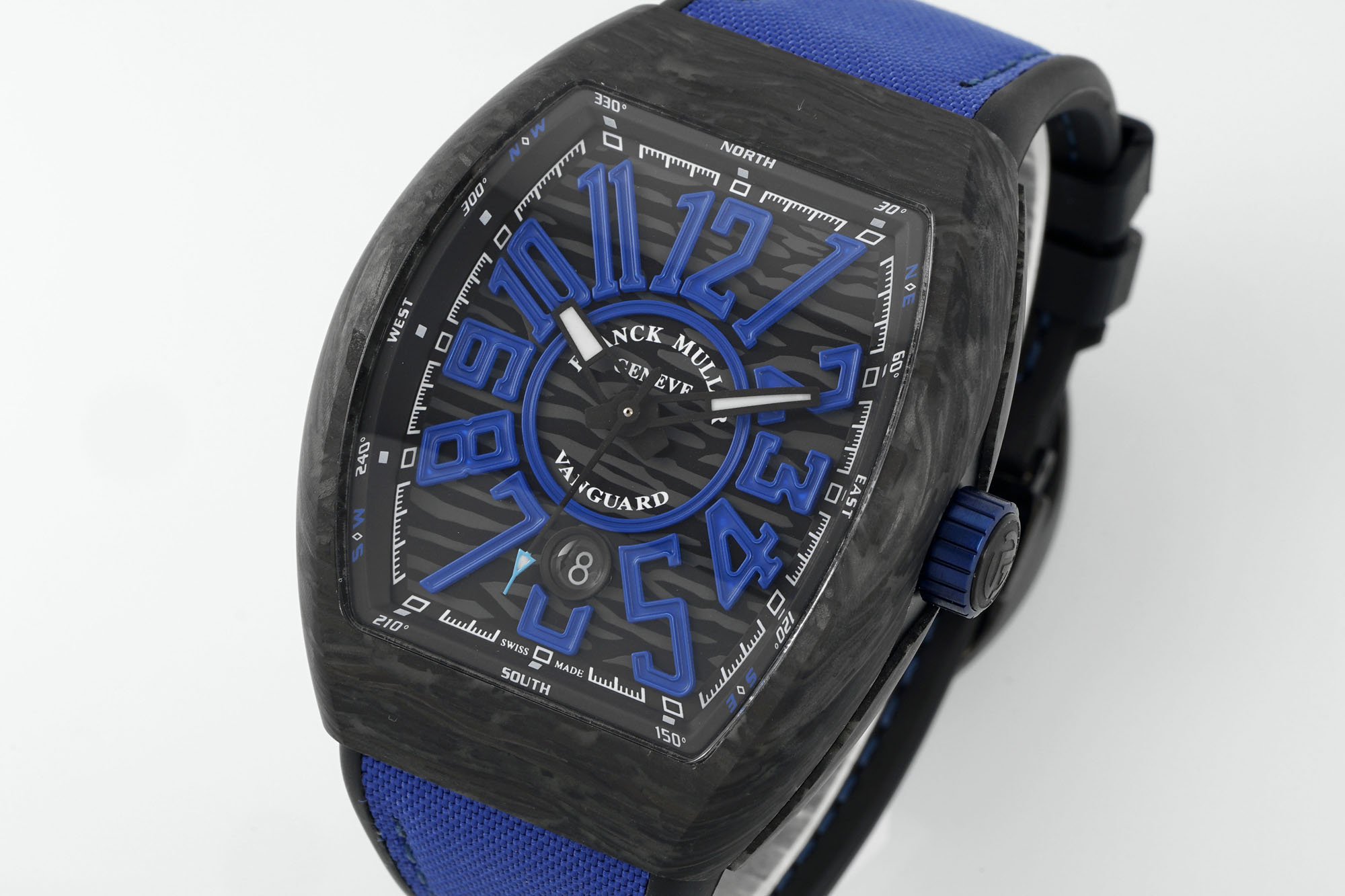ABF 最新款 法穆兰Vanguard系列(FRANCK MULLER Vanguard)
• 外观设计:酒桶型表壳,造型独特辨识度高;碳纤维表壳轻盈且具科技感、时尚感;彩色立体数字时标搭配个性表盘布局,打破常规,视觉冲击力强。45MM尺寸 弧形三明治表壳设计更贴合手腕 佩戴舒适 大气
• 材质工艺:表壳碳纤维材质,强度高、重量轻;表带为编织材质配彩色缝线,舒适又具潮流感;表冠等细节有品牌标识,彰显工艺与品质。采用ETA2824型号机芯 走时精准稳定耐用
• 功能与夜光:具备基础计时功能,部分可能有复杂功能;瑞士超级夜光效果独特,黑暗中表壳和指针等发光,既实用又增添炫酷氛围 。
• 品牌价值:法穆兰是高端制表品牌,该系列传承品牌基因,兼具设计、工艺与品牌溢价,是身份与品味象征。