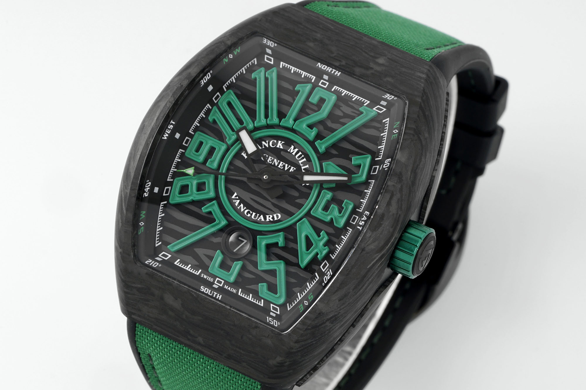 ABF 最新款 法穆兰Vanguard系列(FRANCK MULLER Vanguard)
• 外观设计:酒桶型表壳,造型独特辨识度高;碳纤维表壳轻盈且具科技感、时尚感;彩色立体数字时标搭配个性表盘布局,打破常规,视觉冲击力强。45MM尺寸 弧形三明治表壳设计更贴合手腕 佩戴舒适 大气
• 材质工艺:表壳碳纤维材质,强度高、重量轻;表带为编织材质配彩色缝线,舒适又具潮流感;表冠等细节有品牌标识,彰显工艺与品质。采用ETA2824型号机芯 走时精准稳定耐用
• 功能与夜光:具备基础计时功能,部分可能有复杂功能;瑞士超级夜光效果独特,黑暗中表壳和指针等发光,既实用又增添炫酷氛围 。
• 品牌价值:法穆兰是高端制表品牌,该系列传承品牌基因,兼具设计、工艺与品牌溢价,是身份与品味象征。