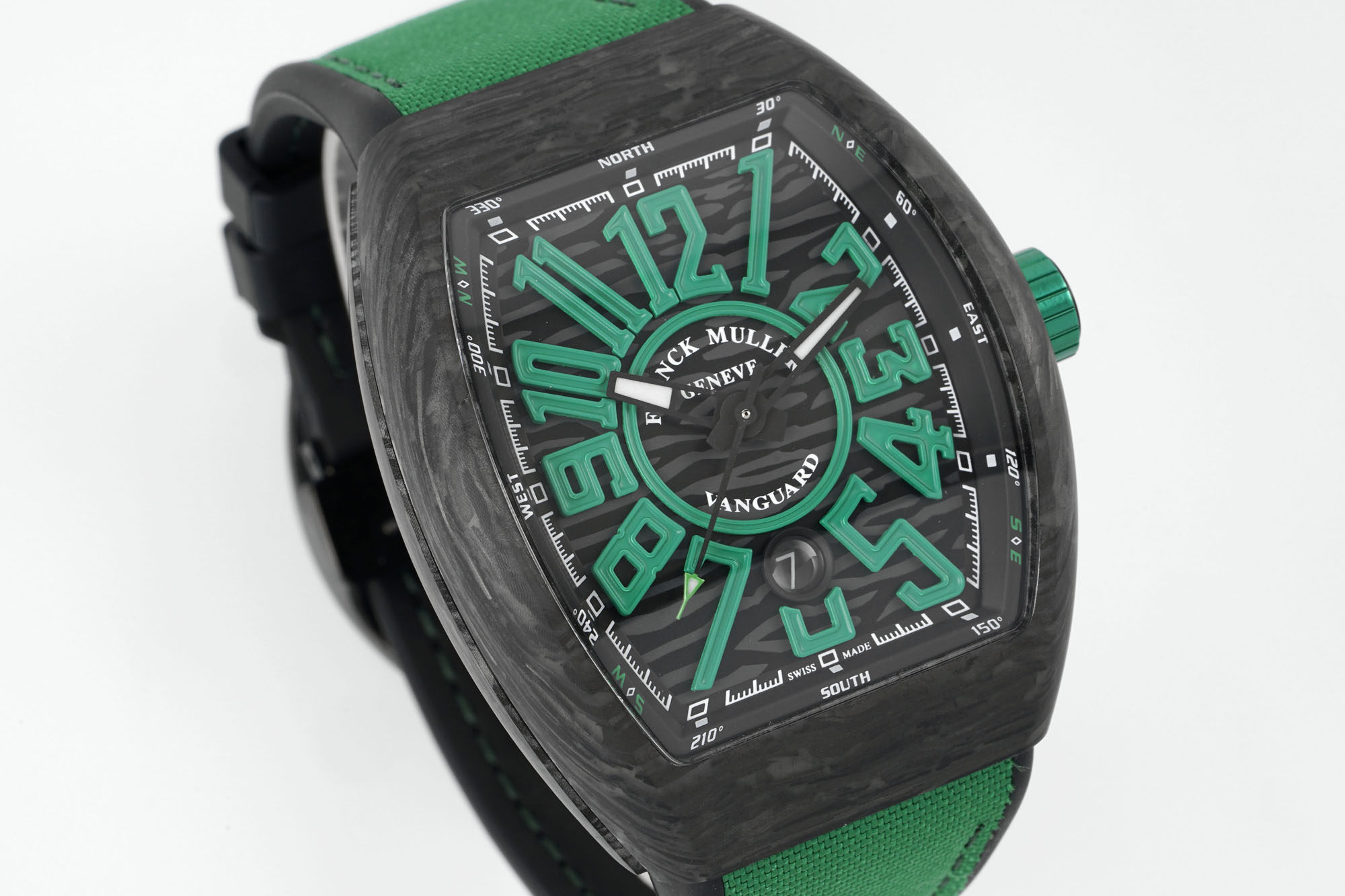 ABF 最新款 法穆兰Vanguard系列(FRANCK MULLER Vanguard)
• 外观设计:酒桶型表壳,造型独特辨识度高;碳纤维表壳轻盈且具科技感、时尚感;彩色立体数字时标搭配个性表盘布局,打破常规,视觉冲击力强。45MM尺寸 弧形三明治表壳设计更贴合手腕 佩戴舒适 大气
• 材质工艺:表壳碳纤维材质,强度高、重量轻;表带为编织材质配彩色缝线,舒适又具潮流感;表冠等细节有品牌标识,彰显工艺与品质。采用ETA2824型号机芯 走时精准稳定耐用
• 功能与夜光:具备基础计时功能,部分可能有复杂功能;瑞士超级夜光效果独特,黑暗中表壳和指针等发光,既实用又增添炫酷氛围 。
• 品牌价值:法穆兰是高端制表品牌,该系列传承品牌基因,兼具设计、工艺与品牌溢价,是身份与品味象征。
