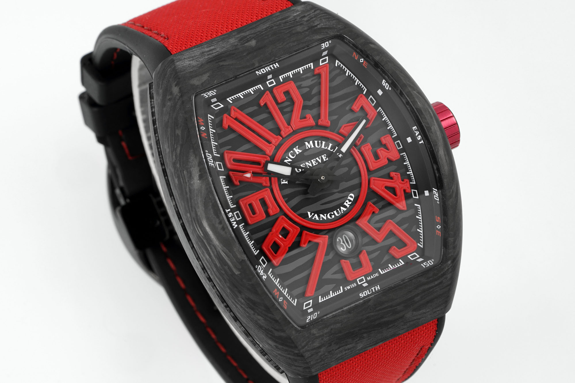 ABF 最新款 法穆兰Vanguard系列（FRANCK MULLER Vanguard） 
  •	外观设计：酒桶型表壳，造型独特辨识度高；碳纤维表壳轻盈且具科技感、时尚感；彩色立体数字时标搭配个性表盘布局，打破常规，视觉冲击力强。45MM尺寸 弧形三明治表壳设计更贴合手腕 佩戴舒适 大气
  •	材质工艺：表壳碳纤维材质，强度高、重量轻；表带为编织材质配彩色缝线，舒适又具潮流感；表冠等细节有品牌标识，彰显工艺与品质。采用ETA2824型号机芯 走时精准稳定耐用  
 •	功能与夜光：具备基础计时功能，部分可能有复杂功能；瑞士超级夜光效果独特，黑暗中表壳和指针等发光，既实用又增添炫酷氛围 。
•	品牌价值：法穆兰是高端制表品牌，该系列传承品牌基因，兼具设计、工艺与品牌溢价，是身份与品味象征。