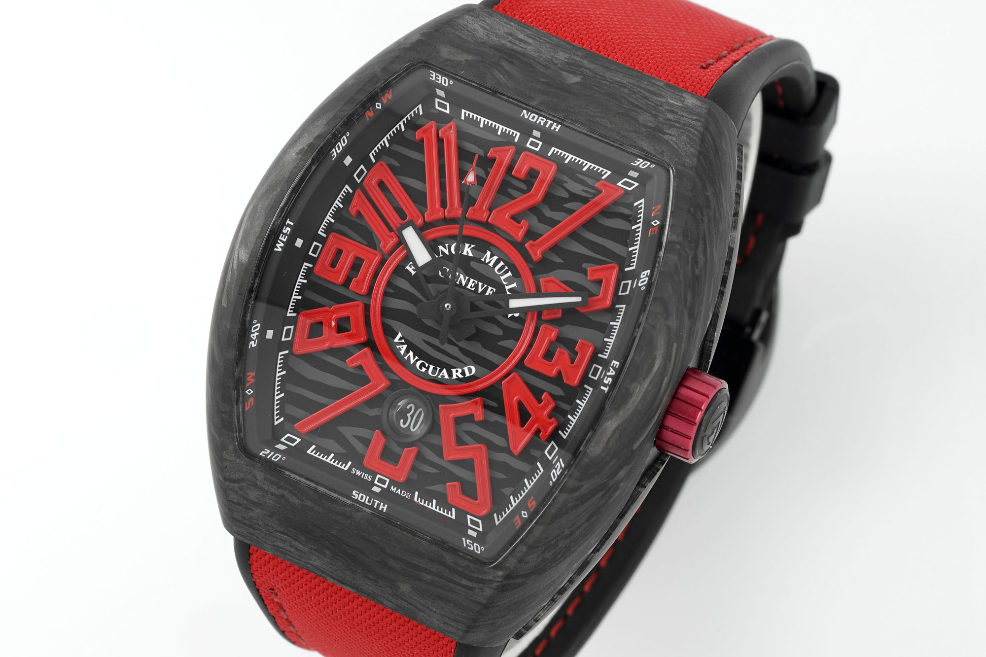 ABF 最新款 法穆兰Vanguard系列（FRANCK MULLER Vanguard） 
  •	外观设计：酒桶型表壳，造型独特辨识度高；碳纤维表壳轻盈且具科技感、时尚感；彩色立体数字时标搭配个性表盘布局，打破常规，视觉冲击力强。45MM尺寸 弧形三明治表壳设计更贴合手腕 佩戴舒适 大气
  •	材质工艺：表壳碳纤维材质，强度高、重量轻；表带为编织材质配彩色缝线，舒适又具潮流感；表冠等细节有品牌标识，彰显工艺与品质。采用ETA2824型号机芯 走时精准稳定耐用  
 •	功能与夜光：具备基础计时功能，部分可能有复杂功能；瑞士超级夜光效果独特，黑暗中表壳和指针等发光，既实用又增添炫酷氛围 。
•	品牌价值：法穆兰是高端制表品牌，该系列传承品牌基因，兼具设计、工艺与品牌溢价，是身份与品味象征。