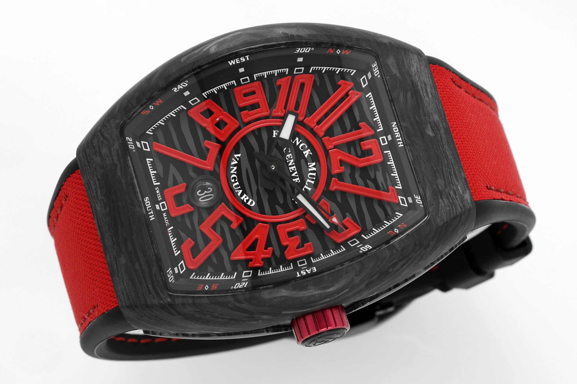 ABF 最新款 法穆兰Vanguard系列（FRANCK MULLER Vanguard） 
  •	外观设计：酒桶型表壳，造型独特辨识度高；碳纤维表壳轻盈且具科技感、时尚感；彩色立体数字时标搭配个性表盘布局，打破常规，视觉冲击力强。45MM尺寸 弧形三明治表壳设计更贴合手腕 佩戴舒适 大气
  •	材质工艺：表壳碳纤维材质，强度高、重量轻；表带为编织材质配彩色缝线，舒适又具潮流感；表冠等细节有品牌标识，彰显工艺与品质。采用ETA2824型号机芯 走时精准稳定耐用  
 •	功能与夜光：具备基础计时功能，部分可能有复杂功能；瑞士超级夜光效果独特，黑暗中表壳和指针等发光，既实用又增添炫酷氛围 。
•	品牌价值：法穆兰是高端制表品牌，该系列传承品牌基因，兼具设计、工艺与品牌溢价，是身份与品味象征。